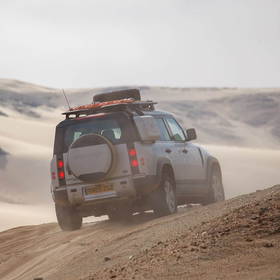 Land Roverさんのインスタグラム写真 - (Land RoverInstagram)「Namibia offers an astounding variety of wildlife for those adventurous enough to find it. Take on the challenge with #LandRover Experience Adventure Travel Namibia. Click the link in our bio to book your place when you're ready to explore.  #Namibia #OffRoad #Defender #TeamDefender #NewDefender #Giraffe #Springbok #Rhinoceros #Safari #Wildlife #Nature @landrover_adventuretravel」1月27日 22時00分 - landrover