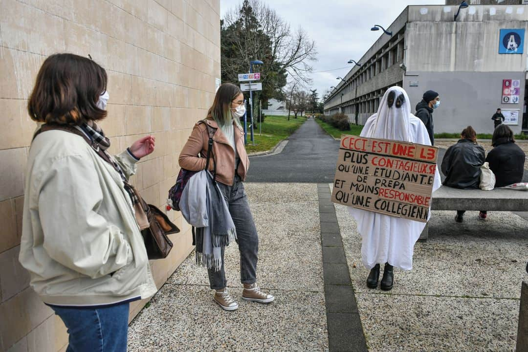 ルモンドさんのインスタグラム写真 - (ルモンドInstagram)「« Aujourd’hui, j’ai pleuré parce qu’un prof m’a dit “merci” dans un e-mail, c’est les seules considérations qu’on a. Je me sens nulle parce que je n’arrive pas à suivre mes cours. » Emue aux larmes, Lorea, 19 ans, a pris le micro, lundi 25 janvier, devant un parterre d’étudiants réunis à l’université Bordeaux-Montaigne. La jeune fille a rejoint le mouvement « Rentrée fantôme », lancé par l’EBM (Etudiant.e.s Bordeaux Montaigne), liste majoritaire et apolitique de l’université, afin d’accueillir le retour en présentiel d’étudiants de première année, en demi-jauge, confirmé par Jean Castex le 14 janvier.⁣ Julie, 24 ans, membre de l’EBM, prépare café et sucreries pour les premiers étudiants de retour sur le campus. Elle les accueille chaleureusement, ravie d’avoir quitté sa chambre universitaire de 13 m2. « C’est horrible de passer toute la journée à suivre les cours sans avoir aucun contact. On est assis à notre bureau, on ferme un onglet, on en ouvre un autre. Certains enseignants ne comprennent pas encore la détresse des étudiants », confie-t-elle.⁣ Difficultés à suivre les cours à distance enfermés dans leurs chambres d’étudiant ou chez leurs parents, problèmes de suivi pédagogique, solitude… Les étudiants ont pourtant vu, dans les dernières annonces d’Emmanuel Macron, le 21 janvier, une once d’espoir. Notamment avec la possibilité de revenir en présentiel un jour par semaine à partir de février. Mais ce lundi, qui marquait la rentrée des étudiants de licence 1 en présentiel, a finalement été une déception de plus. Quelques élèves seulement ont pu assister à des cours donnés sporadiquement.⁣ -⁣ 1-2-4-6 : Des étudiants organisent une « rentrée fantôme » sur le parvis de l’université Bordeaux-Montaigne, à Pessac, le 25 janvier⁣ 3-5 : Des étudiants en licence 1 participent à un cours de sciences du langage, donné en présentiel par l’enseignant chercheur Nicolas Guillot, à l’université Bordeaux-Montaigne, le 25 janvier⁣ -⁣ Photos : Ugo Amez (@ugo_amez) #PourLeMonde」1月27日 22時01分 - lemondefr