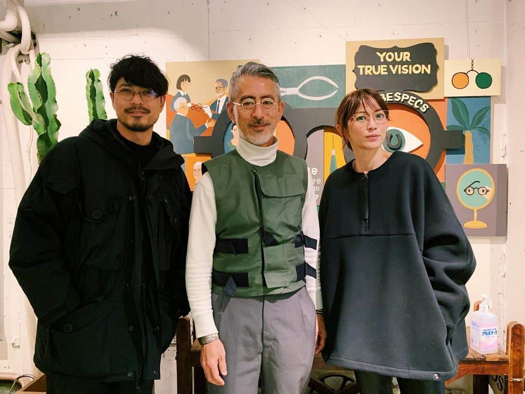 のインスタグラム：「本日は畑野ひろこさんと鈴木啓太さんが展示会でご注文いただいたフレームのピックアップにご来店。  お2人とも偶然にもAHLEMを選んでおり、とても良くお似合いでしたので、記念に岡田と撮影させていただきました。  癒しの時間をどうもありがとうございました！！  #customer @hiroko_hatano_  @keita.suzuki.official  #eyewear @ahlem   #globespecs #opticalshop #fashion #gernotlindner  #eyewear #kyoto #ahlem #robertmarcnyc  #lunor #lescalunetier  #anneetvalentin  #laloop  #thespectacle  #oldjoe  #scye  #shinpuhkan #O.J. GLOBE SPECS OPTICAL Co. #メガネ #グローブスペックス」
