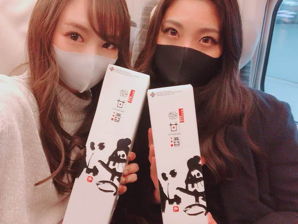 朝比奈果歩さんのインスタグラム写真 - (朝比奈果歩Instagram)「今週末はD1最終戦🏁 今回もしっかり、しっかり！！！ 魂込めて応援していくよー！！！ 、 、 、 そしておめざは奥の松さんの甘酒✨ 、 、 甘酒ほんとはあんまり得意じゃないんだけど奥の松さんの甘酒はなんか飲みやすいし飲めるんだよね😳 、 甘酒は飲む点滴って言われてるくらい栄養価が高くて美容にも良いのでおすすめ( ˃̶͈ᴗ˂̶͈ )！ 、 、 、 奥の松さんはD1GPのシャンパンファイトで使われてるD1GP公式スパークリングなのです🙆‍♀️！ 気になる方は公式サイトから注文できるので検索けんさくぅ🎶❤️← 、 、 、 #甘酒 #ドリフト #奥の松 #レースクイーン #自撮り #セルフィー #セルカ  #amazake #d1gp #d1 #drift #okunomastu #japanesewine #racequeen #rq #selfie #selca  #레이싱모델 #赛車女郎 #自拍 #셀카 #셀피」1月27日 22時01分 - kaho_asahina