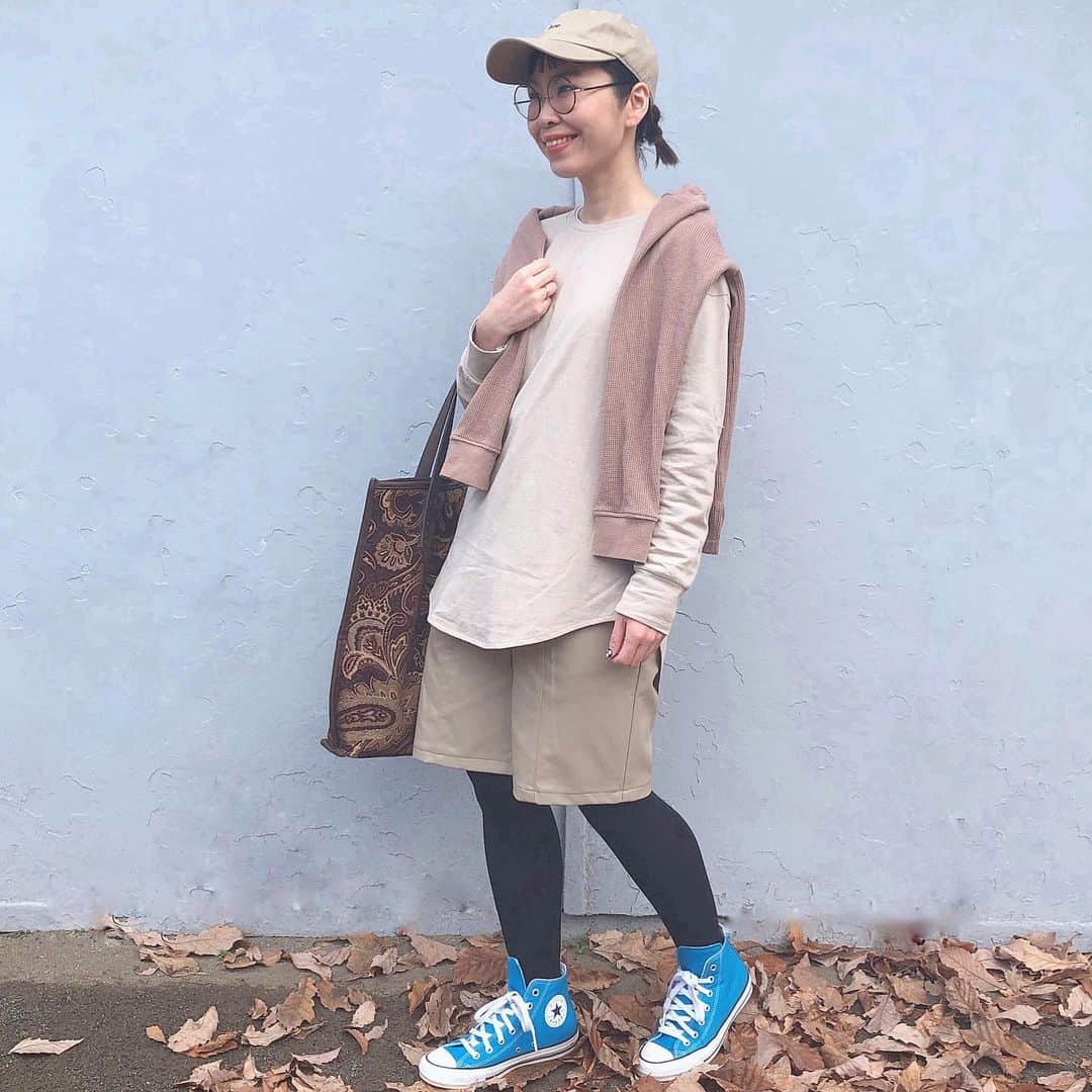 のインスタグラム：「． ★#ママコーデ ★  いつかの#ベージュコーデ ✨  #イーザッカマニアストアーズ の @ezakkamania_stores   ✔︎ ラウンドヘムロングスリーブTシャツ （品番：22000095）  シンプルだからこそ着心地と シルエットにこだわった一枚で サマになる「アパデパTシャツ」  さらっと軽く、着心地もとてもよく オールシーズン通して使いやすいので、 インナーに着てレイヤードにもつかえる #tシャツ だよ✨  あわせやすい#ベージュカラー を 選びました‼︎  こーゆうTシャツ一つ持ってると 色んな着方できるし便利✨  ✔︎メガネ‥ @jins_japan   ✔︎靴‥ @converse_jp   ✔︎#bag ‥ @forsure__official  @frees_mart   #apartmentdepartment #アパデパTシャツ#ootd  #レイヤードコーデ　#code #ワントーンコーデ  #ワントーン#ファッション #消えそうな色コーデ  #消えそうな色 #カジュアル #カジュアルコーデ #メガネ #メガネ女子 #メガネコーデ  #jins #freesmart#フリーズマート  #イーザッカマニア #ezakkamaniastores #apartmentdepartment  #アパデパ #アパデパマニア」