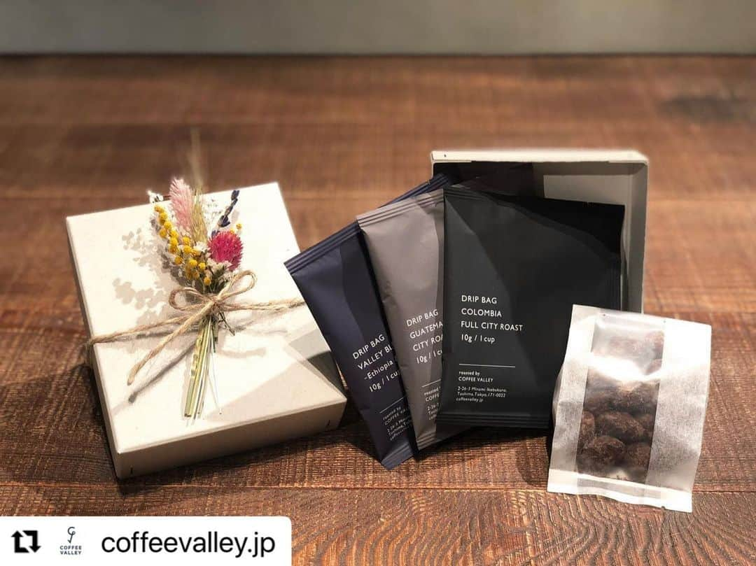 CRAFT CHOCOLATE WORKSさんのインスタグラム写真 - (CRAFT CHOCOLATE WORKSInstagram)「. 今年もCOFFEE VALLEY様の コーヒーアマンドショコラを お作りさせていただきました。  バレンタインギフトにはもちろん 在宅ワークなどの息抜きに チョコレートとコーヒーを☕️  @coffeevalley.jp  ・・・ - Valentine’s Day Gift - 手軽に飲めるドリップバッグと 人気のオリジナルアマンドショコラが セットになったギフトボックス。  ドライフラワーのコサージュがあしらわれた バレンタイン限定のパッケージは ちょっとしたプレゼントにもぴったりです。  オンラインショップでもご購入いただけますので ぜひご利用ください。  Flower : @kinu_work Chocolate : @craft_chocolate_works   #COFFEEVALLEY #coffee #coffeebean #roaster #ikebukuro #cafe #coffeetime #coffeeshop #coffeegram #tokyo #chocolate #craftchocolateworks #dryflower #コーヒーバレー #コーヒー #コーヒー豆 #ロースター #咖啡 #池袋 #カフェ #池袋カフェ #東京 #東京カフェ #バレンタイン #バレンタインギフト　#クラフトチョコレート　#ビーントゥバー #アマンドショコラ」1月27日 22時04分 - craft_chocolate_works