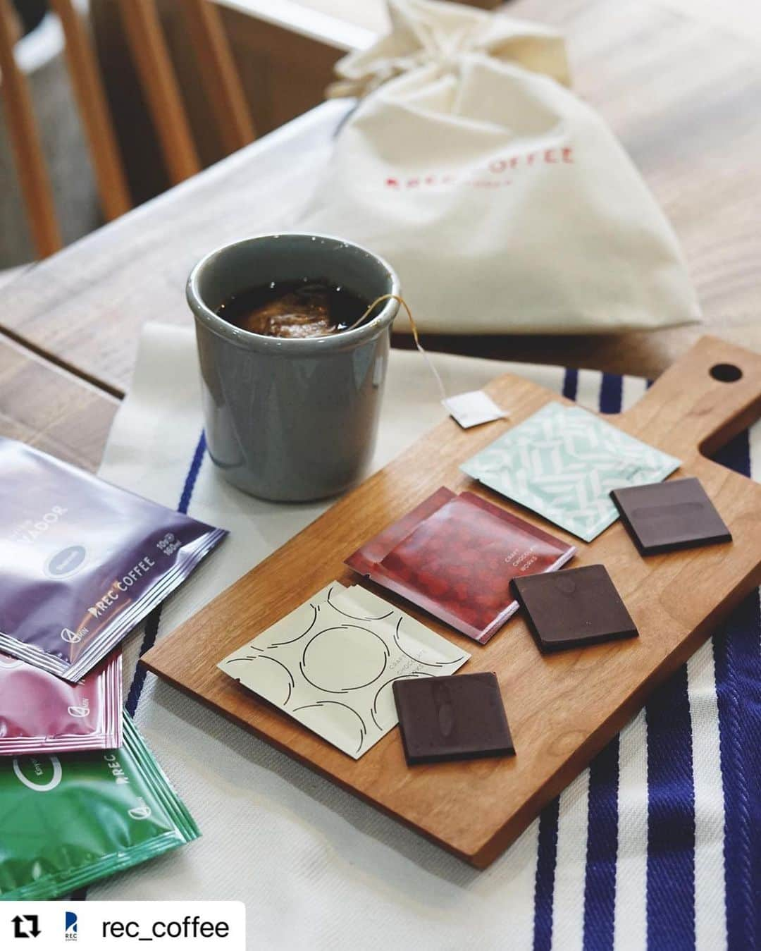 CRAFT CHOCOLATE WORKSさんのインスタグラム写真 - (CRAFT CHOCOLATE WORKSInstagram)「. 続いては、コーヒーとのペアリングのご提案。  REC COFFEE様では 当店のマダガスカル、ボリビア、タンザニアのチョコレートと コーヒーのペアリングが楽しめるセットが ONLINE SHOPにて販売いただいております。   @rec_coffee  ・・・ 【バレンタインペアリングギフト】  本日から「バレンタインペアリングギフト」の販売を開始しました！  REC COFFEEのスペシャルティコーヒーと Craft Chocolate WorksさんのBean to Barチョコレートの 特別なペアリングギフトです！  コンセプトは「シングルオリジン×シングルオリジン」 単一生産国・単一農園のコーヒー豆、カカオ豆は 「シングルオリジン」と呼ばれます。 シングルオリジンのコーヒー豆、カカオ豆は それぞれの農園や生産国によって異なる風味特性を持っています。 元来相性の良いコーヒーとチョコレート。 シングルオリジンのもつキャラクターを活かし、 互いに引き立たせ合うベストな組み合わせをセットにしました。  ご自分用にもプチギフトにも最適なギフトです。 ワンランク上の素晴らしい コーヒーとチョコレートのペアリングをご堪能ください。  ーーーーー #rec #coffee #reccoffee #レックコーヒー #craftchocolateworks #beantobar #ペアリング #pairing #record #recreation  #ビーントゥバー　#クラフトチョコレート」1月27日 22時16分 - craft_chocolate_works