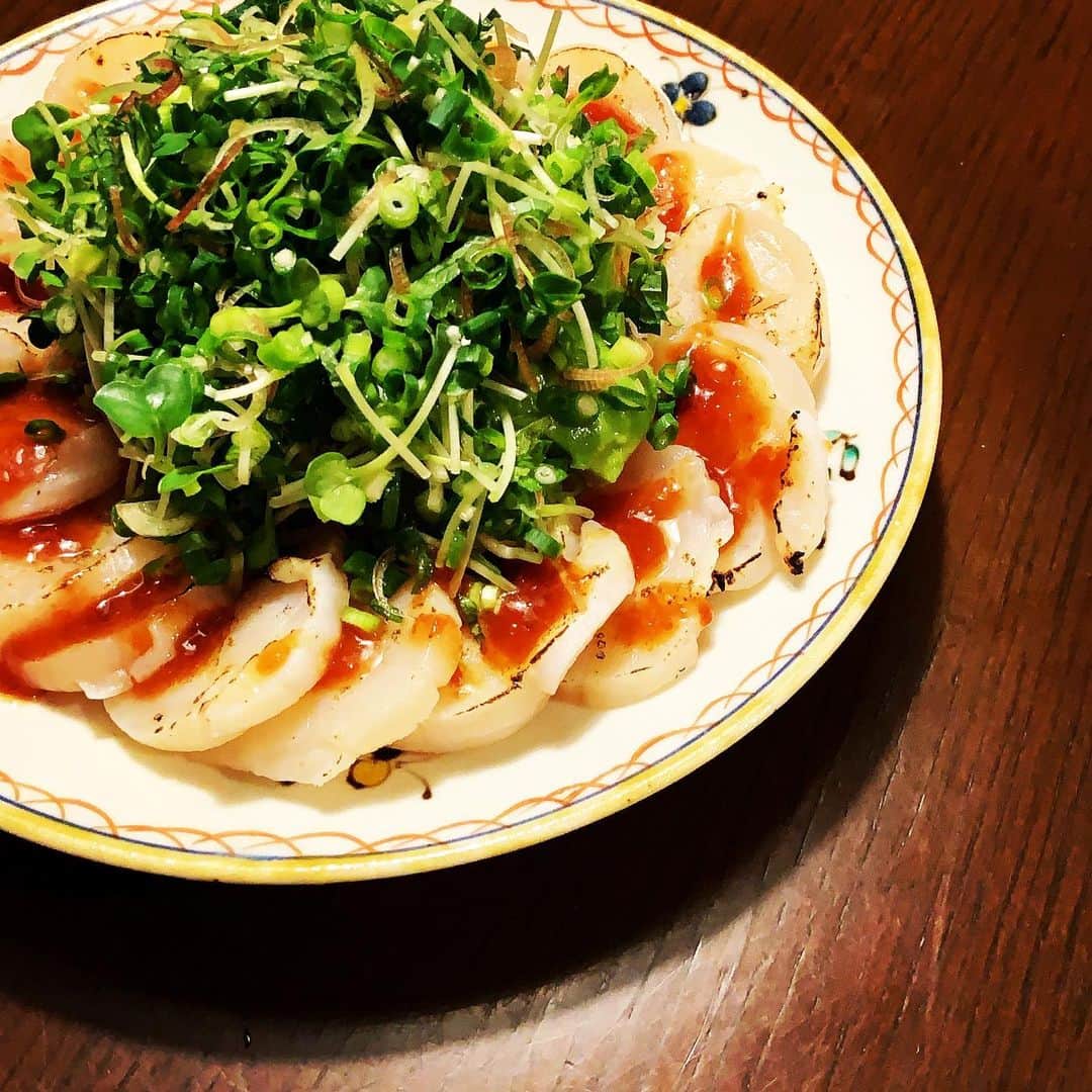 志摩有子さんのインスタグラム写真 - (志摩有子Instagram)「副菜というか前作というか。炙りホタテとアボカドの梅干しポン酢。薬味たっぷり。ホタテの刺身は半分にスライスしてから、軽く塩をしてからバーナーで炙った。イワタニのカセットを利用するバーナーが便利。  #炙りホタテ #副菜の鬼」1月27日 22時10分 - ariko418