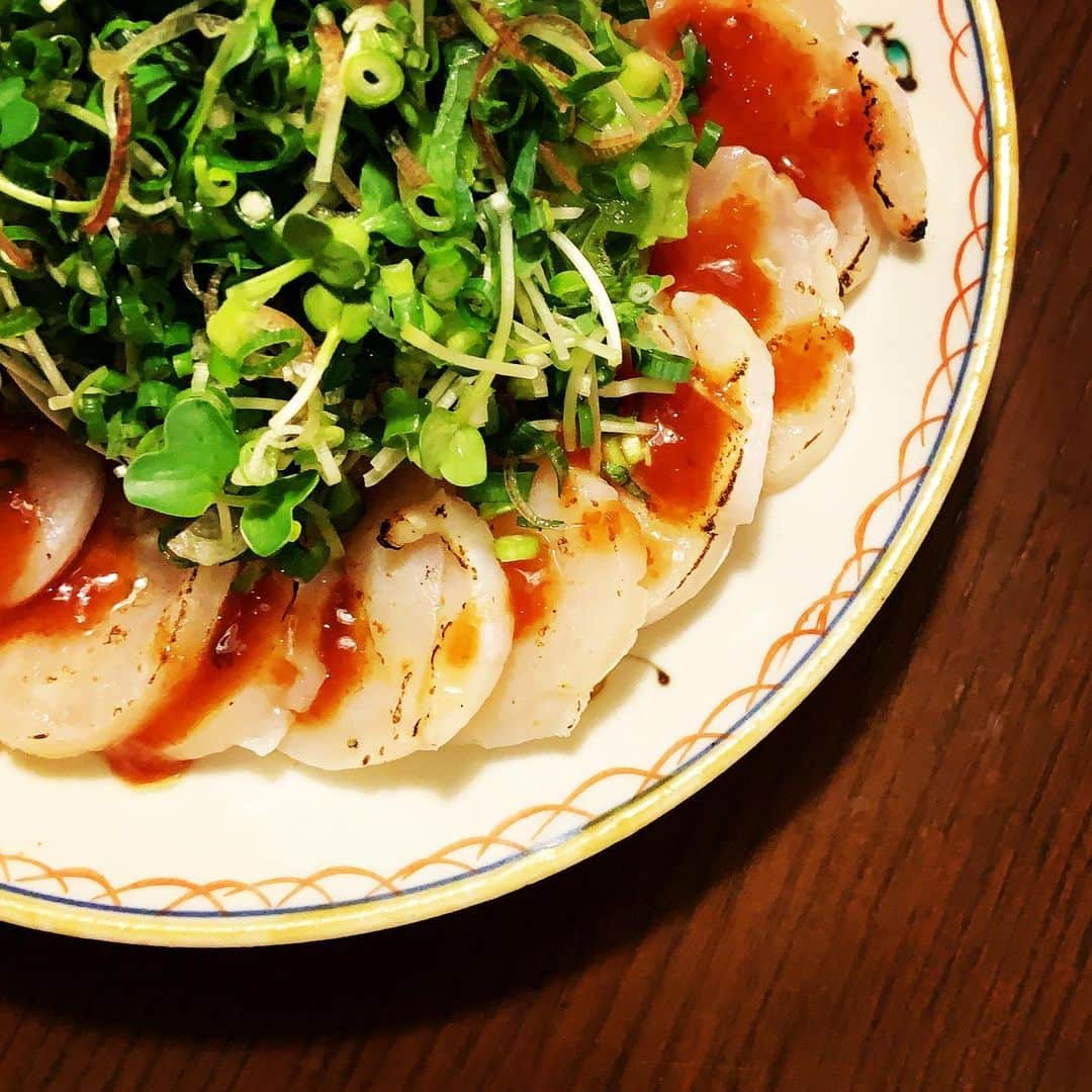 志摩有子さんのインスタグラム写真 - (志摩有子Instagram)「副菜というか前作というか。炙りホタテとアボカドの梅干しポン酢。薬味たっぷり。ホタテの刺身は半分にスライスしてから、軽く塩をしてからバーナーで炙った。イワタニのカセットを利用するバーナーが便利。  #炙りホタテ #副菜の鬼」1月27日 22時10分 - ariko418