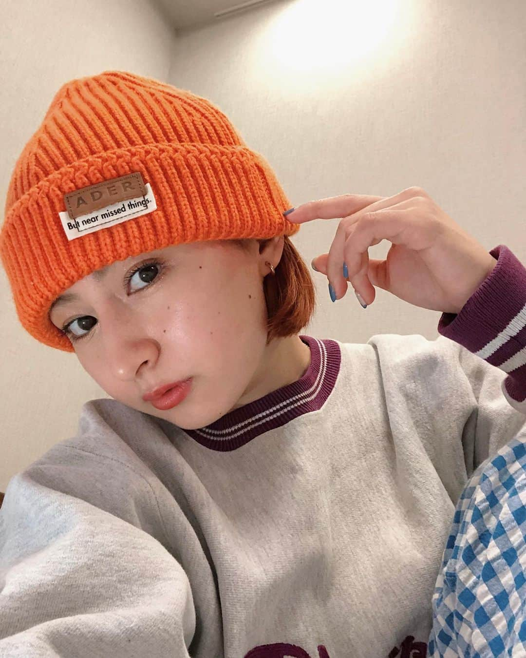 Julia Castroさんのインスタグラム写真 - (Julia CastroInstagram)「HI🧡🧡🧡 . #orange #knit #knithat #ader #adererror #hat #orangehair  #champion  #sweatshirt  #haircolor #ootd #outfit #outfitoftheday  #orangehair #selfie  #ニット帽 #トレーナー #スウェット #楽服 #オレンジ #セルフィー #冬服 #冬ファッション #julifashion」1月27日 22時11分 - julia.c.0209