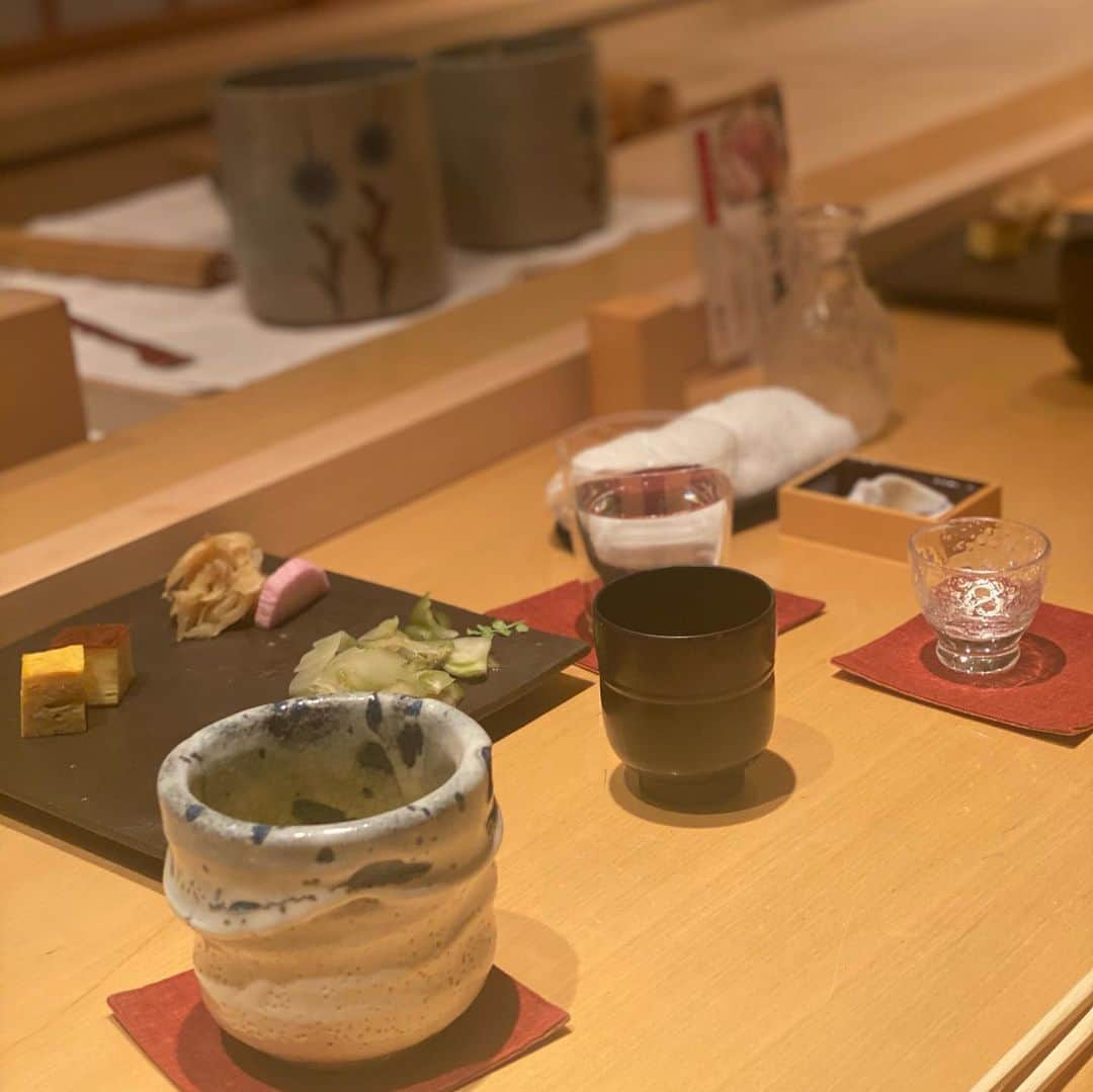 加藤紗里さんのインスタグラム写真 - (加藤紗里Instagram)「姫はじめならぬ寿司はじめは鯛良🍣で ➀寿司屋なのにコロッケの写メしか撮ってません。 ➁大将が話に入ってくるので殿方と行っても親密な会話はできません。 ➂たいらさんにインスタ載せてってゆわれたからイヤイヤのせてるってゆうのはたいらさんには秘密にしてください。  @sushi_taira  #寿司 #寿司はじめ #鯛良 #六本木」1月27日 22時12分 - katosari