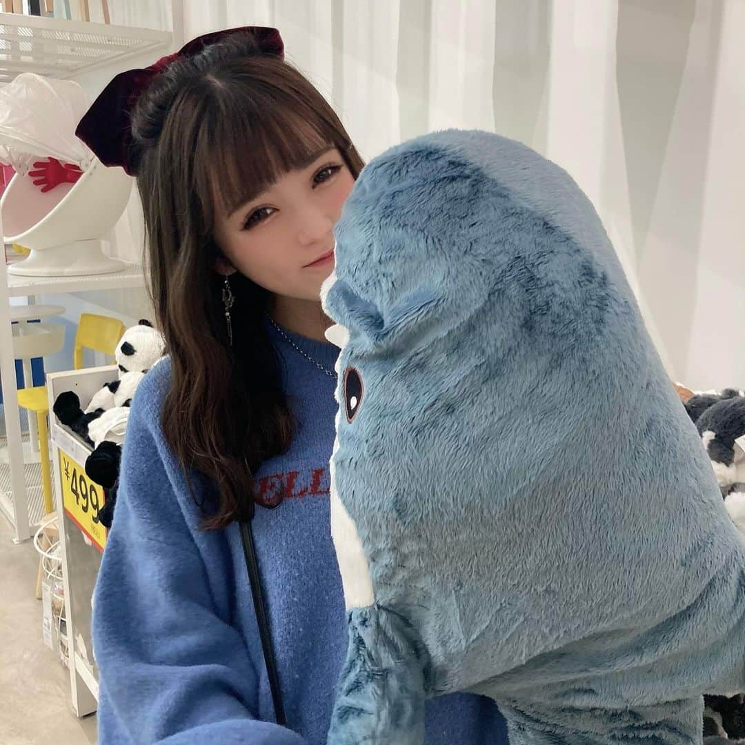 夢乃まゆこさんのインスタグラム写真 - (夢乃まゆこInstagram)「ｻﾒ!﻿ ﻿ 👧🏻💙🦈﻿ ﻿ ﻿ 今日のストーリーのお知らせみてくだちい。﻿ ﻿ ﻿ ﻿ *⑅︎୨୧┈︎┈︎┈︎┈︎┈︎┈︎┈┈︎┈︎┈︎┈︎┈︎୨୧⑅︎*﻿ ﻿ ﻿ この日髪型うまくできてうれち！！！かわち！！！﻿ このリボンちゃん手作りの割に可愛いじゃんね୨୧♡﻿ ﻿ ﻿ ﻿ #冬コーデ #冬服コーデ #今日のコーデ #コーディネート #ootd #code #jouetie #bershka #viviennewestwood #dior #toryBurch #原宿 #原宿カフェ #ikea #ikea原宿 #自然光 #ヘアスタイル #ヘアカラー #ヘアアレンジ」1月27日 22時15分 - mayu_makemie