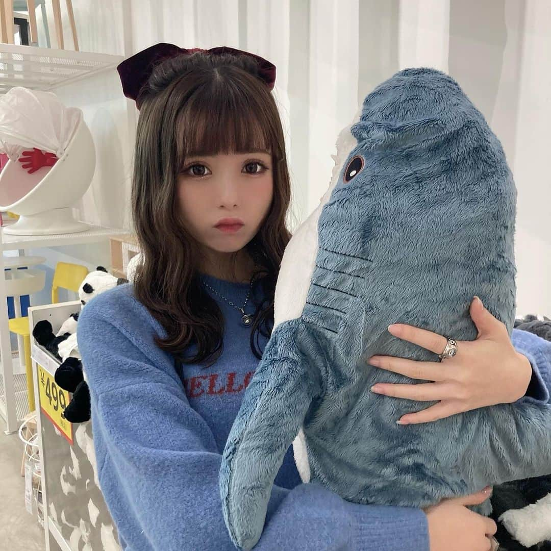 夢乃まゆこさんのインスタグラム写真 - (夢乃まゆこInstagram)「ｻﾒ!﻿ ﻿ 👧🏻💙🦈﻿ ﻿ ﻿ 今日のストーリーのお知らせみてくだちい。﻿ ﻿ ﻿ ﻿ *⑅︎୨୧┈︎┈︎┈︎┈︎┈︎┈︎┈┈︎┈︎┈︎┈︎┈︎୨୧⑅︎*﻿ ﻿ ﻿ この日髪型うまくできてうれち！！！かわち！！！﻿ このリボンちゃん手作りの割に可愛いじゃんね୨୧♡﻿ ﻿ ﻿ ﻿ #冬コーデ #冬服コーデ #今日のコーデ #コーディネート #ootd #code #jouetie #bershka #viviennewestwood #dior #toryBurch #原宿 #原宿カフェ #ikea #ikea原宿 #自然光 #ヘアスタイル #ヘアカラー #ヘアアレンジ」1月27日 22時15分 - mayu_makemie