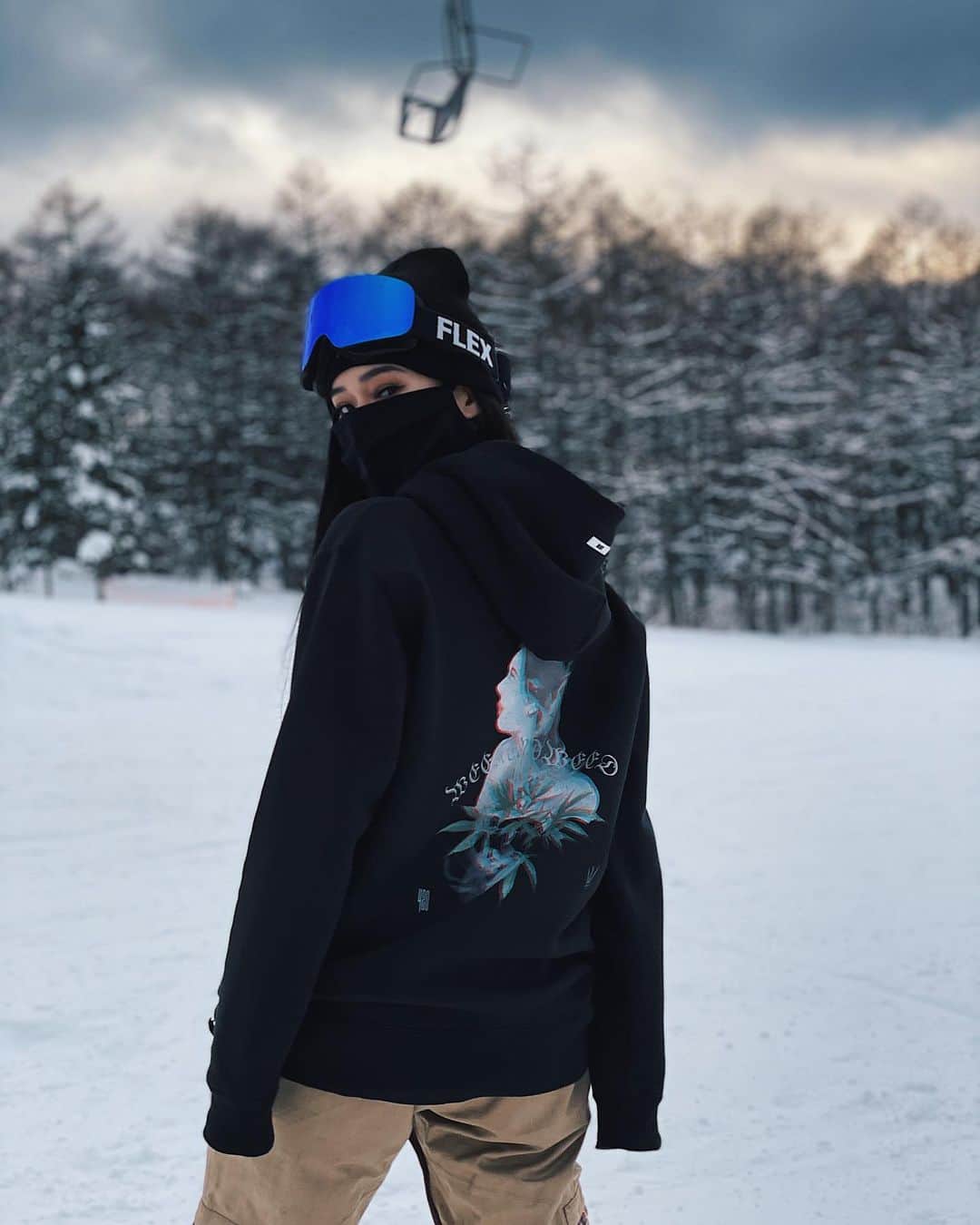 藤川ありすのインスタグラム：「__ 今年初ボード🏂 雪ふわふわで楽しかった♡ 明日発売の @blitt_official の新作が 自分的にイケ過ぎててボードも活用🏂 ゴーグルは @flex_japan 🥽」