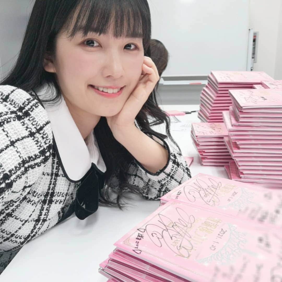 のインスタグラム：「皆でサイン書きしたアルバムたちと………💗  アルバムのリリースイベントたち、そしてワンマンライブが無事終わりました！  今回は前回の夏のシングルリリースよりもいろんな種類のイベントを開催出来ましたね！ オンラインで、実際に足を運んで、、etc 感染予防対策などお願いすることも沢山あったけれど、それでも参加してくれたみなさんに感謝です🙇‍♀️  ワンマンライブは卒業した先輩や仲間たちも駆けつけてくれて放プリファミリーの暖かさにふれました……(2枚目✌) 現メンバーだけでなくて、このメンバーでつくったアルバムでもあったんですよねぇ(もちろんここにいない先輩方や仲間も沢山いるけれども…！)と思ったらなんだか胸アツでした！ …？！胸アツって最近の言葉やと「エモい」？どうなんやろうか…？🤔🤔  これからの先の放課後プリンセスも輪が広がっていくといいなぁ  * * * #放課後プリンセス#japaneseidol#asiangirls#family #アイドル#idol#selfie#좋아요반사#좋아요그램#좋아요환영#좋아요테러#좋아요꾹#偶像#赞#粉#我的最愛#約拍#自撮り」