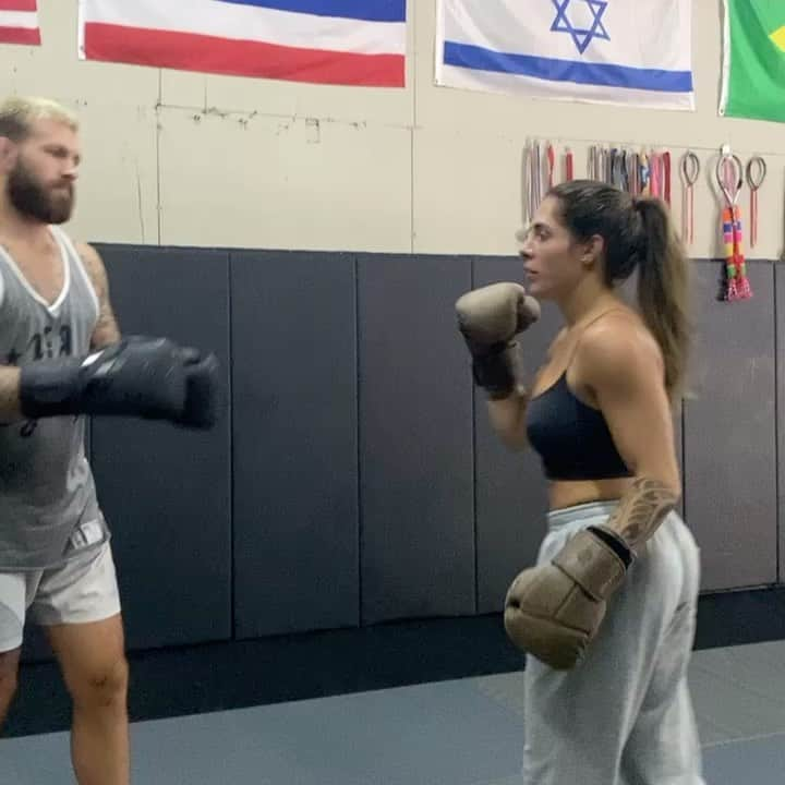 Nathalia Santoroのインスタグラム：「@gordonlovesjiujitsu dance 😂  sound on」