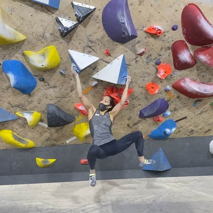 のインスタグラム：「rolling rolling rolling🍥 * * くるくるくるくる〜 映えな課題を @bpumpyokohama で発見したので回ってみた🤪💫* * * あいかちゃん 撮影&可愛い応援ありがと♡* ———————————— @au_official  #セブンイレブン @thenorthfacejp @raffinee_orientalbio #三井不動産 @cowsoapcp #zeta  @c3fit @lasportivajp @petzl_official  @newhale_japan」