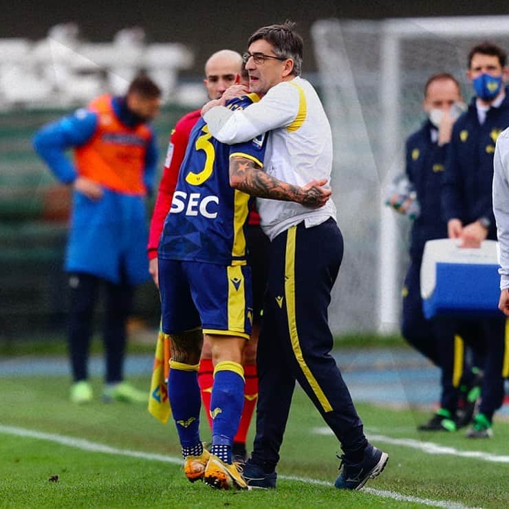 エラス・ヴェローナFCのインスタグラム：「Noi la #GiornataMondialeDegliAbbracci l’abbiamo festeggiata domenica 🤗💛💙  #DaiVerona #Dimarco #SerieATIM」