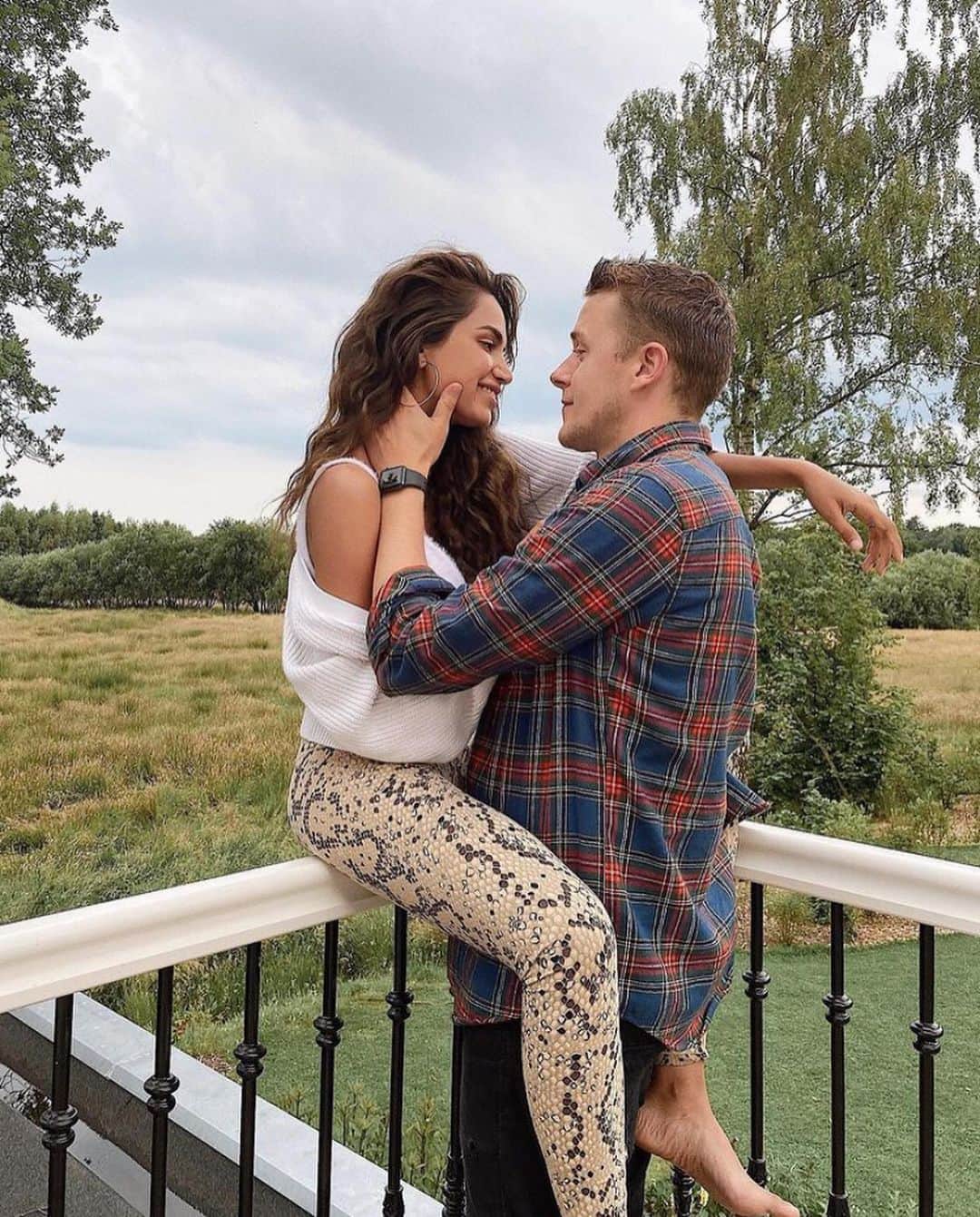 Diipa Büller-Khoslaのインスタグラム：「Do these two look like soon to be parents? 😉😍 #week28 (only 12 weeks to go!)」
