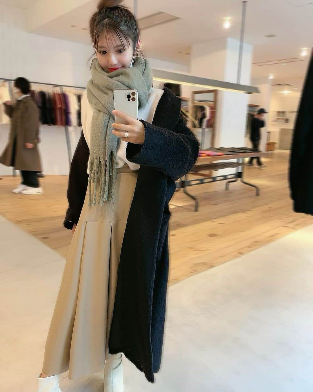 伊藤莉子さんのインスタグラム写真 - (伊藤莉子Instagram)「． ． ． 私服♡ ． 質問多かったcode🌈 coat🧥( @adametrope ) scarf🧣( @titivatejp ) skirt & boots ( @style_mixer ) ． ． #私服 #code #伊藤莉子 ．」1月27日 22時21分 - krk_818