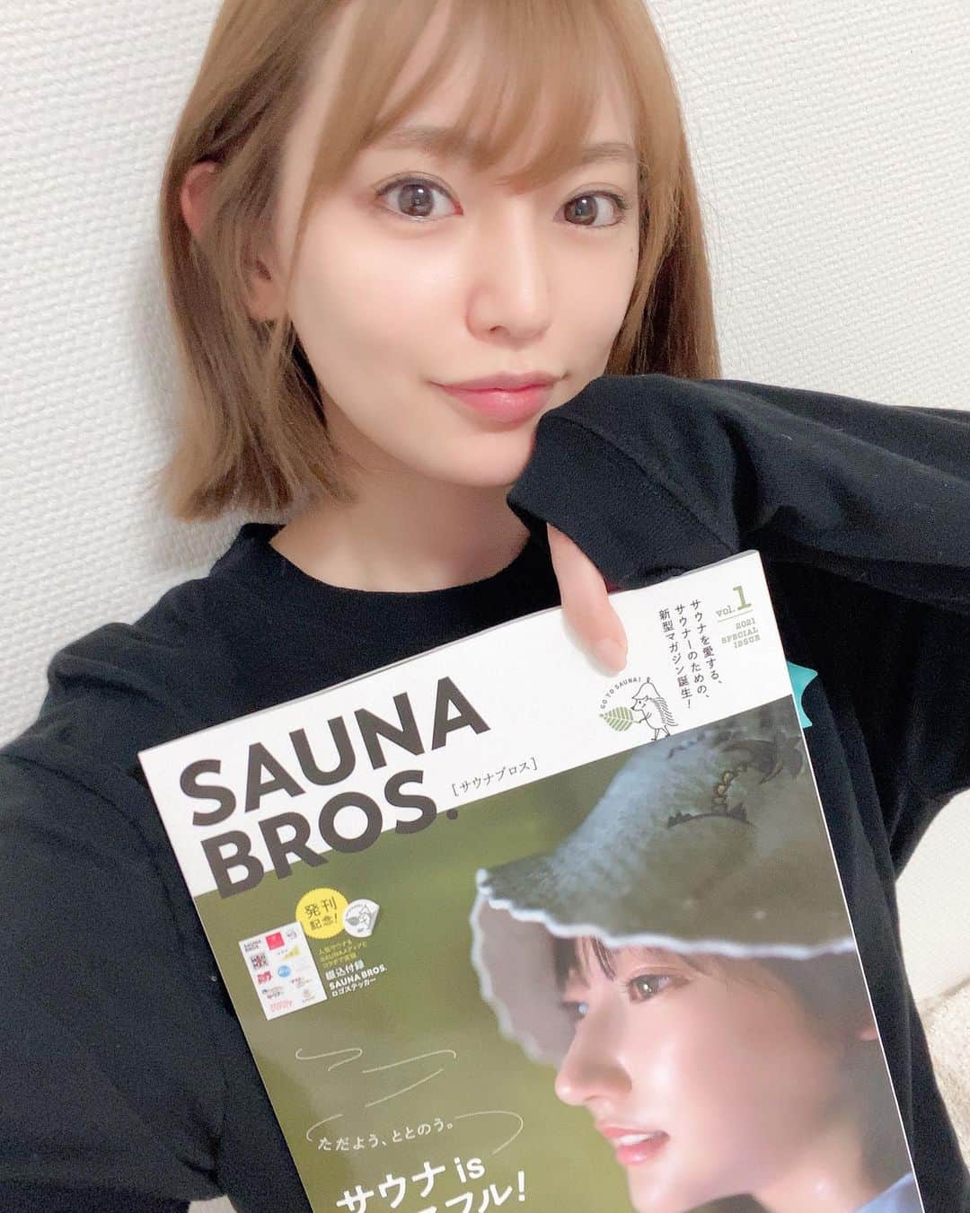 大島みづきのインスタグラム：「もうみんな見てくれたっぽいけど…﻿ 1/26（いい風呂の日）に﻿東京ニュース通信社から発売の、［SAUNA BROS. vol.1］📕﻿ ﻿ 【サウナ好き37人に聞きました】の貴重な37人のうちのひとりとして、アンケートに答えさせて頂きました🙏🏻﻿ 本当に数日悩んで悩んで、やっぱりここかなぁ。って好きなサウナや、記憶にあるサウナをあげさせてもらいました😌﻿ ﻿ 毎週新しいサウナに出会ってる日々なので、どんどん好きが増えてるけど💕﻿ 本当にオススメサウナです！！！﻿ ﻿ そしてSAUNA BROS.凄すぎます。﻿ まず聖地たちのステッカーが付録で付いてます😳﻿ （大好きな、のちほどサウナでのステッカーも😂😂😂笑）﻿ こんな豪華なサウナ誌ミタコトナイ。﻿ ﻿ 中も写真がどれも綺麗、サ室のグラビアって感じです✨💕﻿ 本当たくさん好きな施設が載ってて、サウナイキタイってずーーっとなっちゃいますw﻿ そしてサウナ好きな人がいっぱい出てて、嬉しくなっちゃうし🥰﻿ これで1137円（いいサウナ）は安すぎる！﻿ ﻿ amazonでは発売前に売切れてしまったみたいですが、重版予定とのことー！👏🏻👏🏻﻿ 絶対GETするべしです😌﻿ ﻿ #サ活 #サウナ #サ道 #温泉 #銭湯 #サウナー #サウナ女子 #サウナー女子 #スパ #ロウリュ #ととのい #サ飯 #サ旅 #サウナガール #サウナイキタイ #サウナブロス #サウナisピースフル  #saunabros #サウナ雑誌  ##sauna #saunner #saunagirl  #followme #spa #팔로우 #행복 #온천 #찜질방」