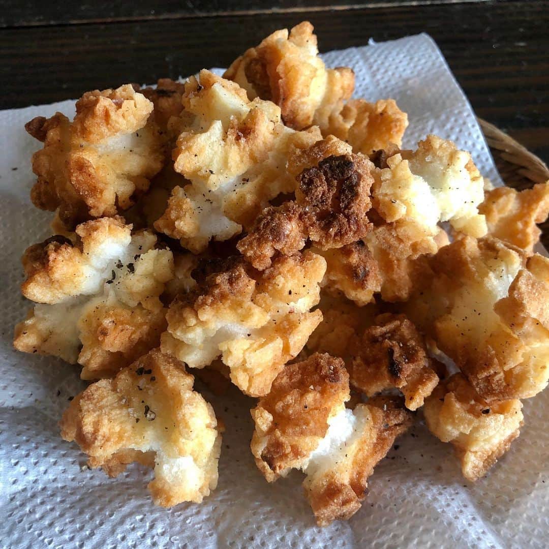池田有希子のインスタグラム：「鏡餅を割ったあと砕いてベランダに干しっぱなしにしてたのをやっと思い出し、あられを揚げました。鏡開きから何日経ったろうww  油をケチったからちょっとムラがあるけど美味しい。黒胡椒たっぷり挽いて。止まらない。 ＃鏡開き　#あられ　#揚げ物　#friedmochi」