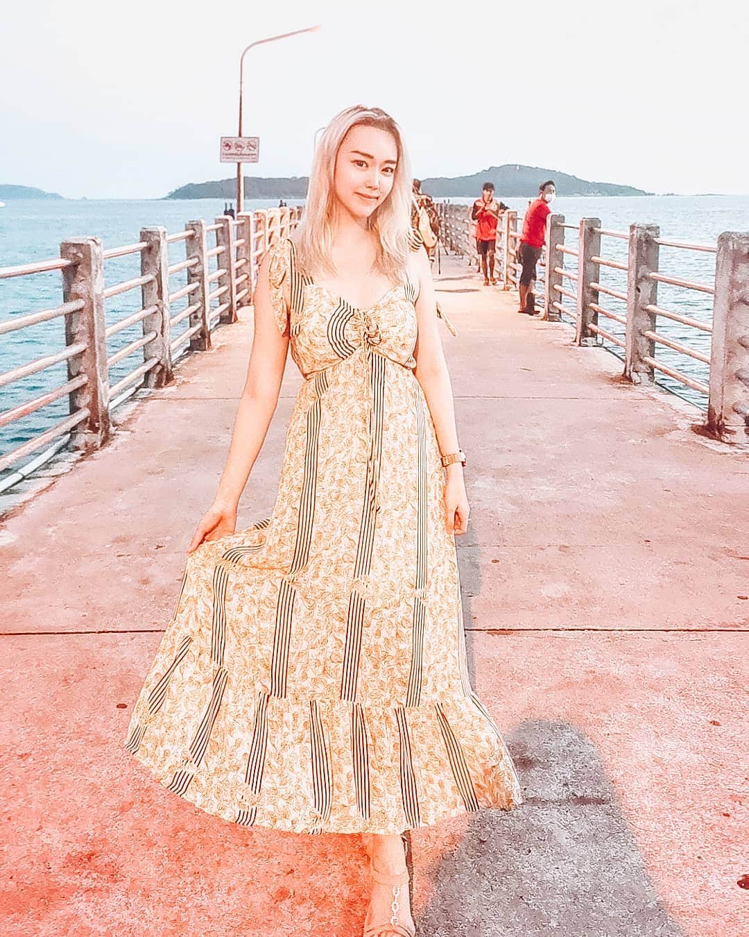 Nicole Chenのインスタグラム：「Innocent me ;) #beach #innocent #phuket2021 #travel #lifestyle  With @voyager_magic」