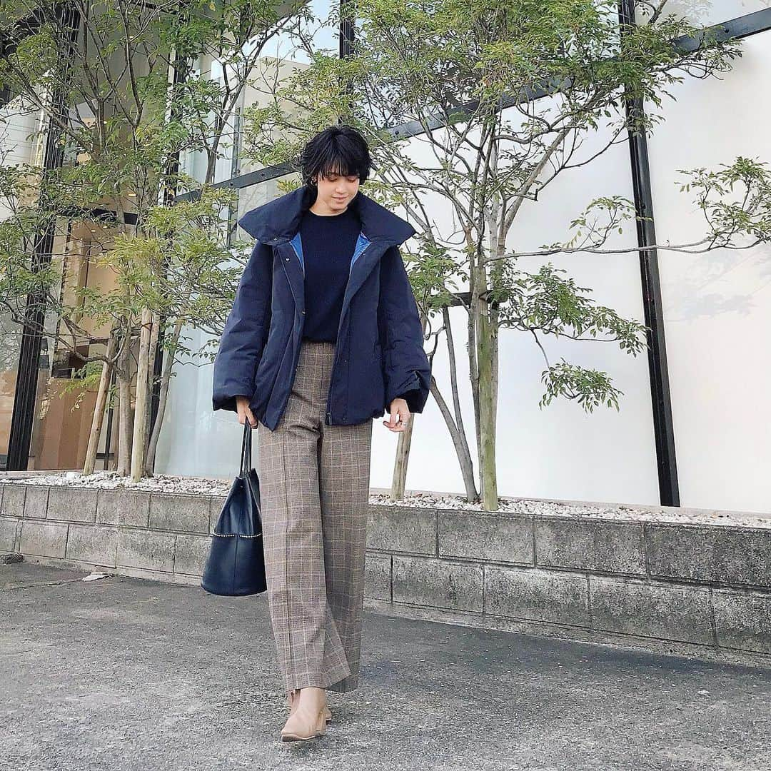 ryo0809appleのインスタグラム：「#coordinate ・ ・ ・ もうそろそろダウンも終わりかなぁ…🥲 カシミヤニットにダウンは暑かった日 ・ ・ outer&knit… @uniqlo_jp  pants… @enchainement_official  bag… @jandmdavidson  boots… @reedit_official  ・ ・ ・ #服記録 #プチプラコーデ #プチプラ #プチプラファッション #ママコーデ #ママファッション #アラフォーコーデ #40代コーデ #アラフォーママ #高身長コーデ #高身長女子 #先日のコーデ #kaumo_fashion #locari #ponte_fashion #mineby3mootd #ママスタ冬コーデ  #uniqlo #ユニクロ #ユニジョ #ユニクロニット族 #ユニクロニット部 #ユニクロきれいめ部 #カシミヤニット #uniqloplusj」