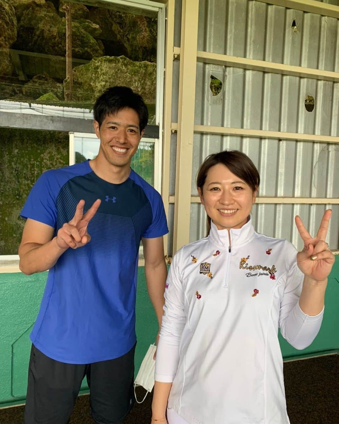 川満陽香理さんのインスタグラム写真 - (川満陽香理Instagram)「久しぶりに弟と会いました  嘘です、名字同じ川満なだけ😂  プロ野球でピッチャーとして頑張ってた寛弥くん✨ 同じ宮古島出身♪ 宮古の人には珍しく188㌢の長身  練習場に会いに来てくれて スイング披露してよって 打ってもらったら クセがなくてめちゃめちゃ綺麗で 何も言えない。笑  センスの塊か✋  色んなゴルフ番組を観てるらしいので 宮古のネーネーもちょっとカッコいいところをみせたいと思いました🤪 練習頑張ります笑  #川満寛弥 #宮古島 #いちゃりばちょーでー   てか遠近法で細い方が後ろってどうなの？？ ねぇ？？🤣」1月27日 22時28分 - hikari.kawamitsu