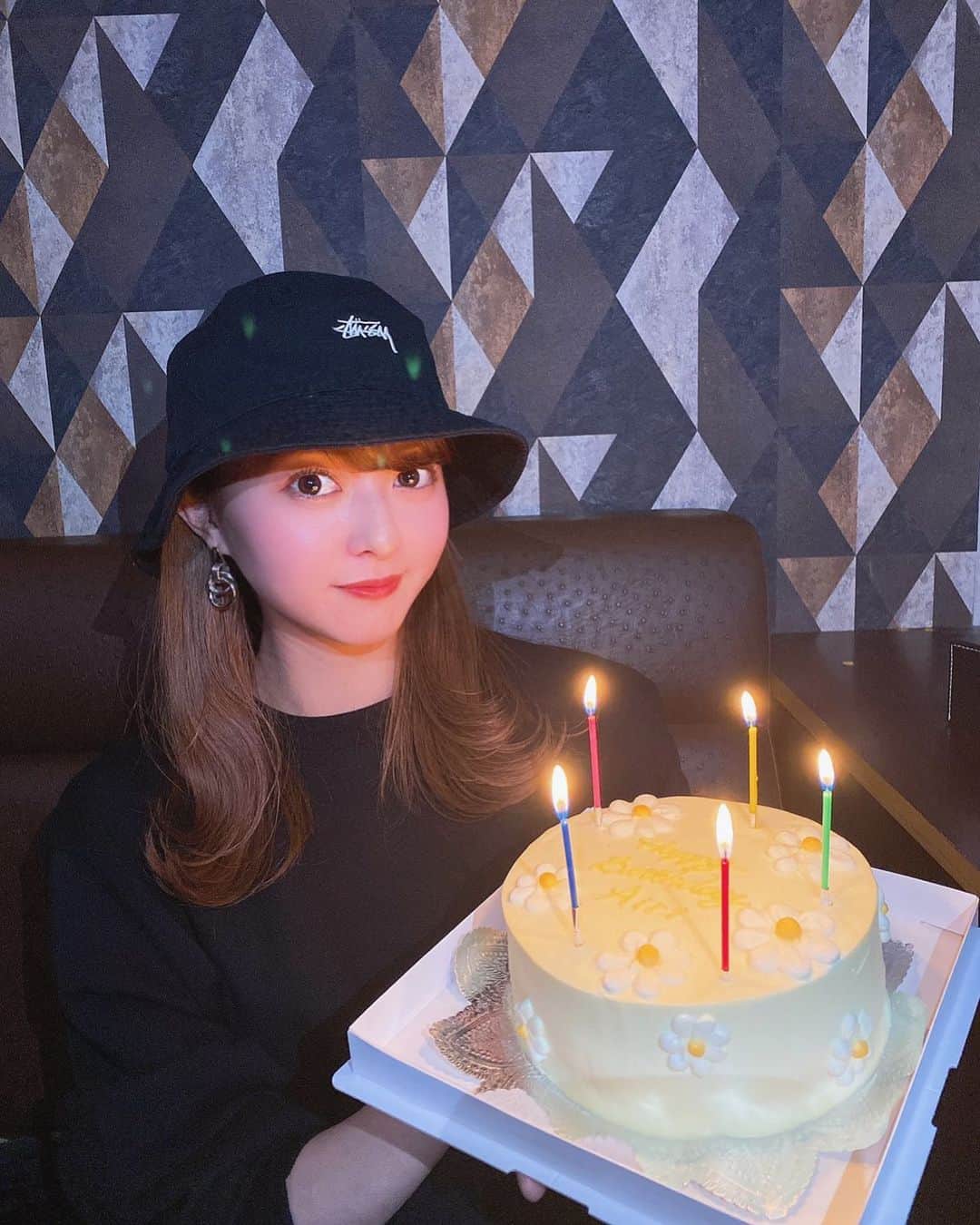 末次愛梨のインスタグラム：「ありがとう👭👭🍾💓  てか最近食欲ありすぎて 1日5食くらい食べてたら丸くなりすぎてやばい🐷 痩せましょう…😱」