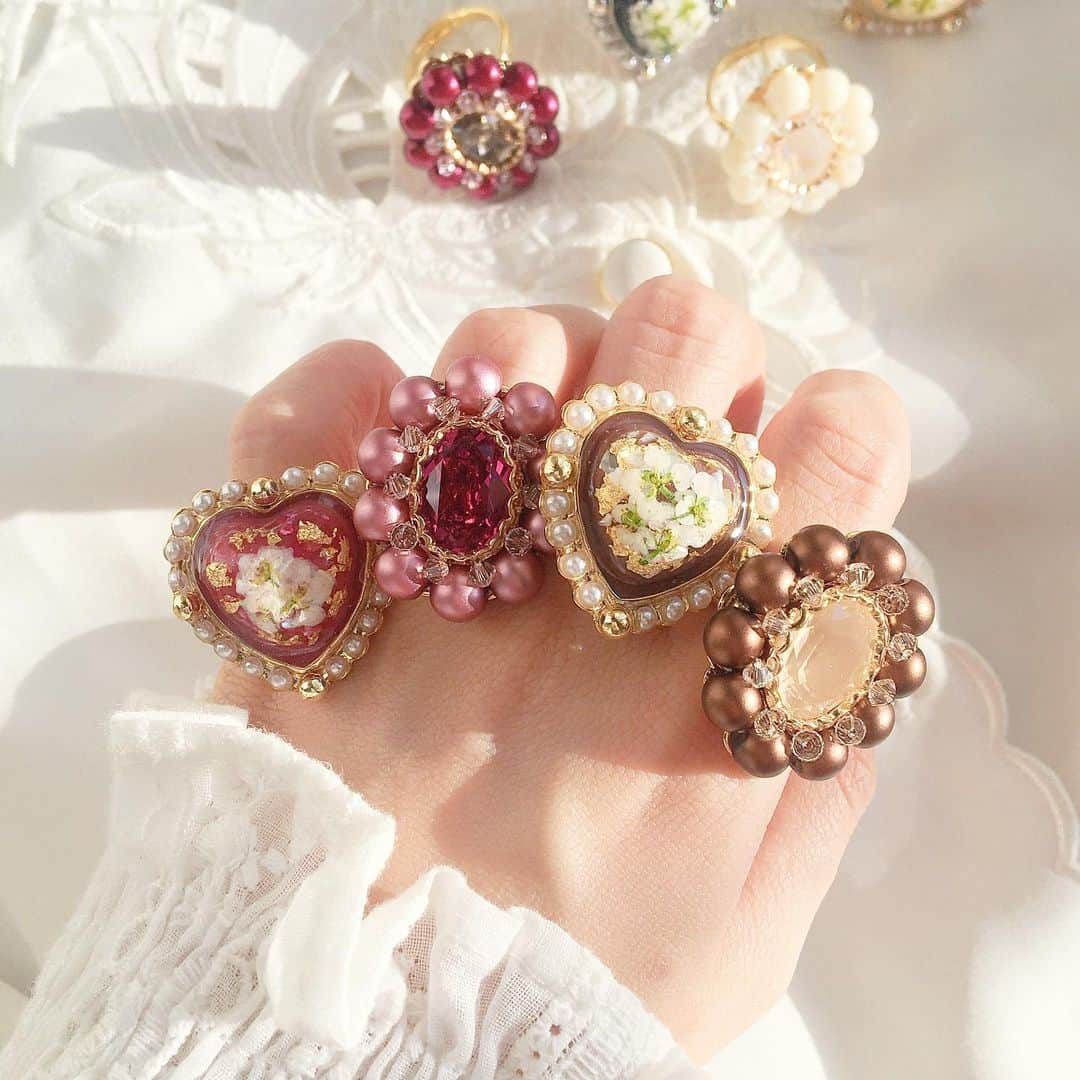 Fukiko-マルベリコさんのインスタグラム写真 - (Fukiko-マルベリコInstagram)「❤️Valentine ring❤️  誰のためでもない “私”のためのチョコレート🍫💍  お菓子のチョコのような、思わず食べちゃいそうなぐらい可愛いリングができました💭  ハートのリングは、本当のチョコを見ながら食べれそうな色を目指して作りました✨  1月30日の22時よりミンネにて販売いたします！ 展示中にて公開しておりますのでぜひご覧ください🙇‍♂️  よろしくお願いいたします😊🙇‍♂️  マルベリコ　ふきこ・さきこ  #ビーズリング #マルベリコ #アクセサリー #スワロフスキー #ハンドメイドリング #ハンドメイド #リング #ring #チェコビーズ #　#バレンタインデー #バレンタイン #チョコレート #バレンタインアクセサリー #パール　#valentineday」1月27日 22時31分 - palpitation03