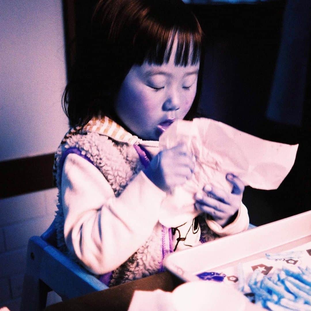 前田エマさんのインスタグラム写真 - (前田エマInstagram)「大好きな人から産まれたあなたを、わたしは大好きになりましたよ。ずっとたのしい人生になりますように。 #lomography  #filmcamera」1月27日 22時31分 - emma_maeda