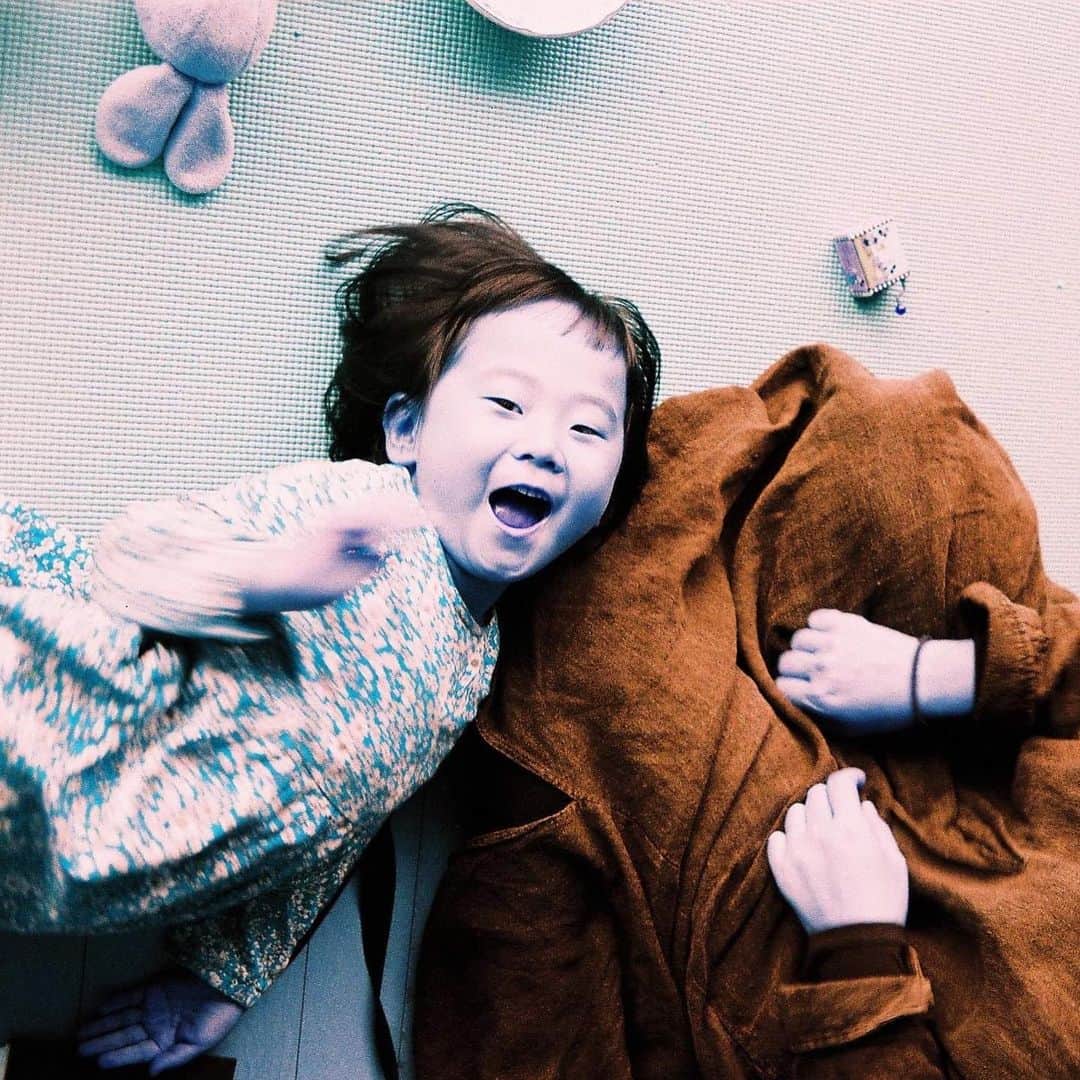 前田エマさんのインスタグラム写真 - (前田エマInstagram)「大好きな人から産まれたあなたを、わたしは大好きになりましたよ。ずっとたのしい人生になりますように。 #lomography  #filmcamera」1月27日 22時31分 - emma_maeda