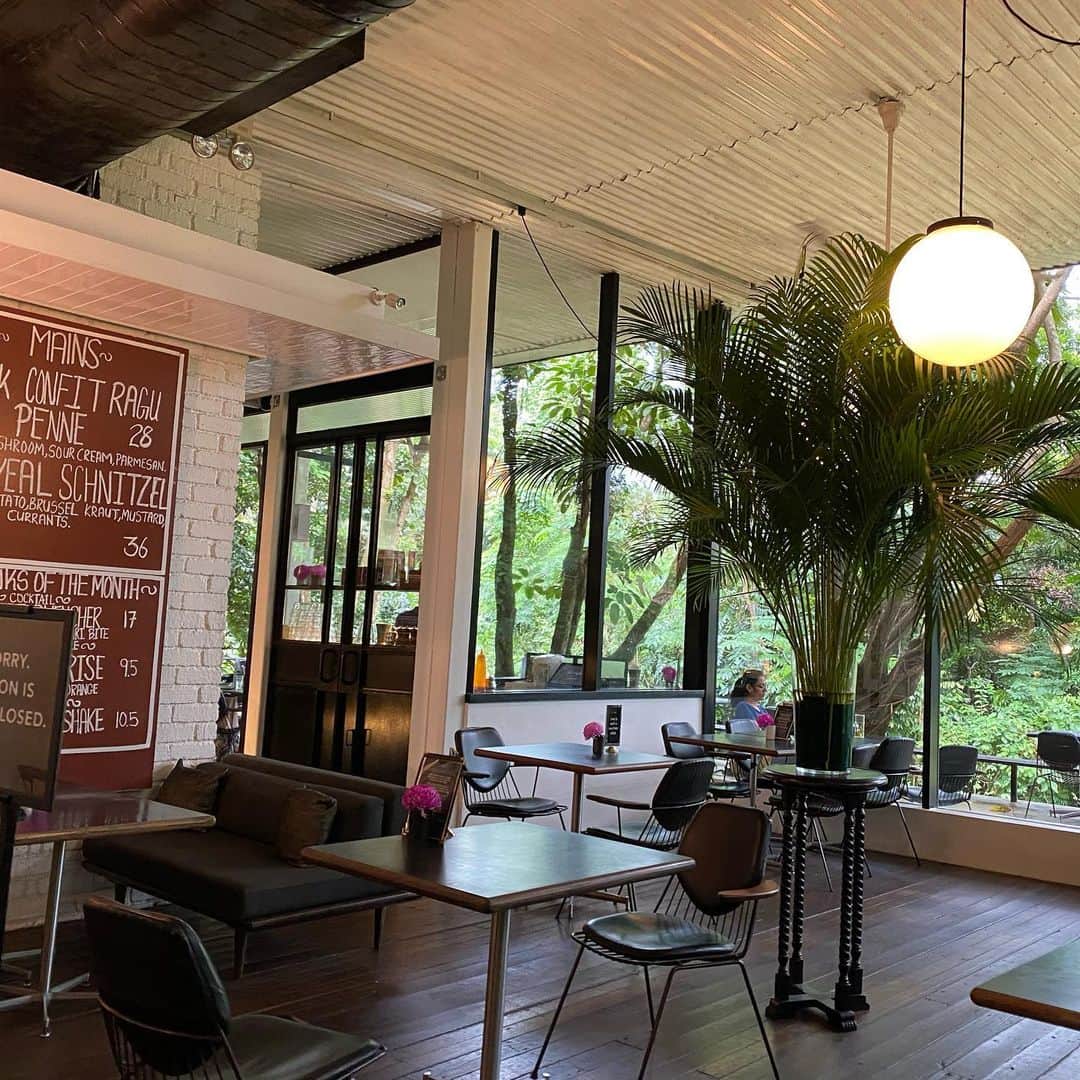 大西蘭さんのインスタグラム写真 - (大西蘭Instagram)「・ 久しぶりのDempsey。 ・ ps cafeはChinese new year のデコレーションがされていて、可愛かった💕 ・ 店内から緑が見えて、とても気持ちの良い空間。 ・ 雨上がりだったからか、緑がより鮮やかにイキイキして見えました🌿🪴🌱 ・ ・ 📍  PS.Cafe at Harding 28B Harding Rd, Singapore 249549 ・ ・ #pscafe #pscafesingapore #singaporecafe  #sg #sgfood #singapore #singaporelife﻿ #デンプシー #ピーエスカフェ #料理 #グルメ #レストラン #シンガポール #シンガポール駐在 #シンガポールグルメ #シンガポールカフェ #シンガポール生活 #シンガポールライフ #シンガポール在住 #シンガポール暮らし #シンガポール観光 #シンガポールランチ #シンガポールおすすめ」1月27日 22時32分 - onishiran