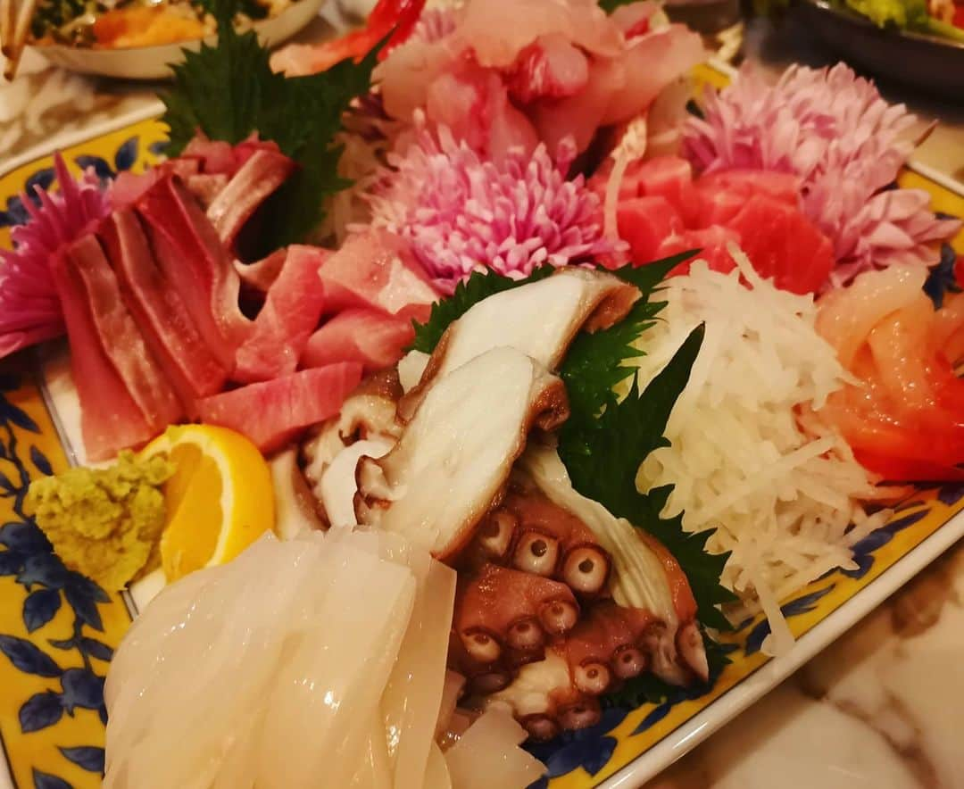 杉山由紀子さんのインスタグラム写真 - (杉山由紀子Instagram)「レア日本酒❤ * 料理は本当にピカイチなあの方のお料理を✨✨ * 美味しいご飯と美味しいお酒ってしあわせ✨ * 富山金沢に行ってから美味しい日本酒だと飲めちゃうことが判明！！！！w * ストーリーみてる方はわかるかと思いますが、ほんとに最近大笑い(笑) *  * * #日本酒 #料理 #富山 #金沢 #林 #日本酒林 #おうちごはん #ディナー #dinner #cook #お酒」1月27日 22時42分 - yukikosugiyama