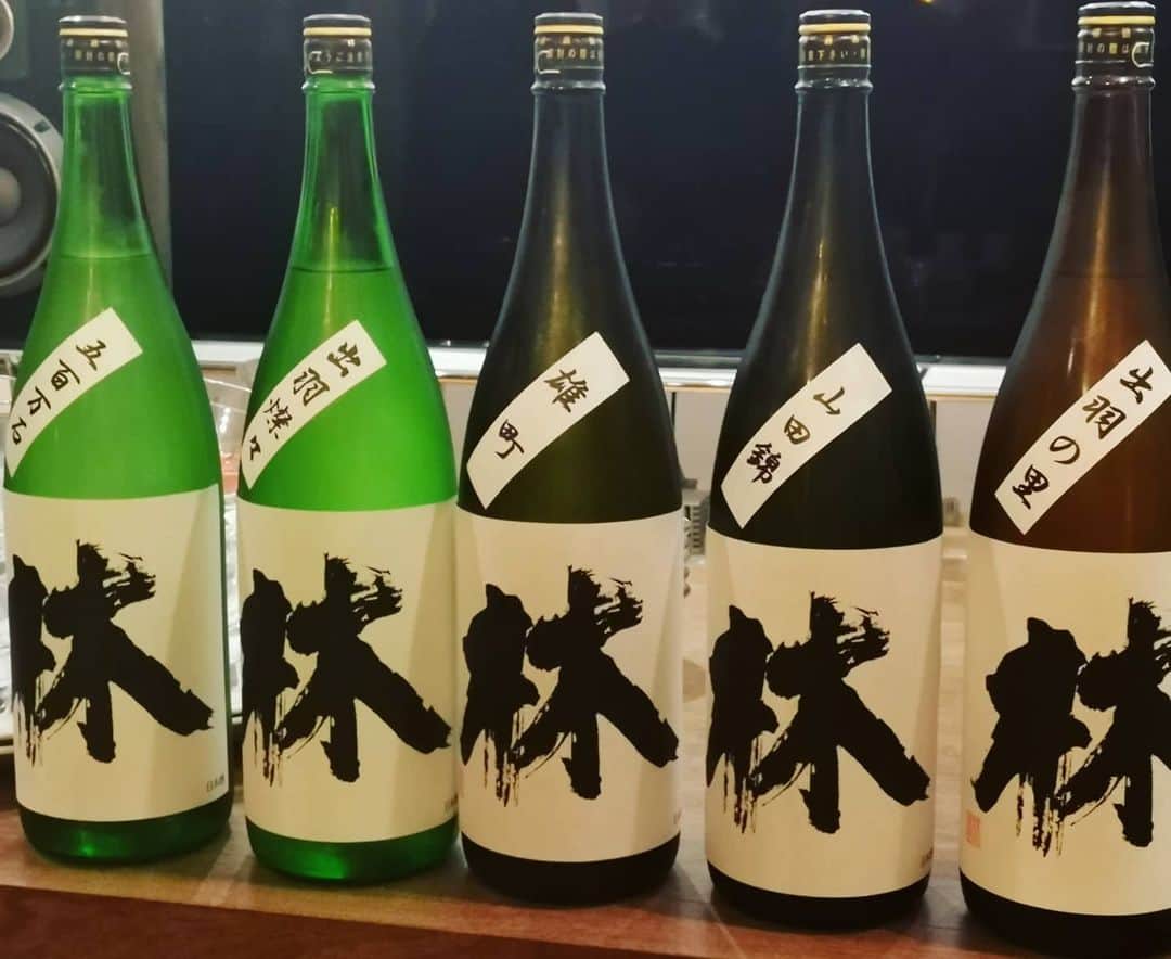 杉山由紀子のインスタグラム：「レア日本酒❤ * 料理は本当にピカイチなあの方のお料理を✨✨ * 美味しいご飯と美味しいお酒ってしあわせ✨ * 富山金沢に行ってから美味しい日本酒だと飲めちゃうことが判明！！！！w * ストーリーみてる方はわかるかと思いますが、ほんとに最近大笑い(笑) *  * * #日本酒 #料理 #富山 #金沢 #林 #日本酒林 #おうちごはん #ディナー #dinner #cook #お酒」