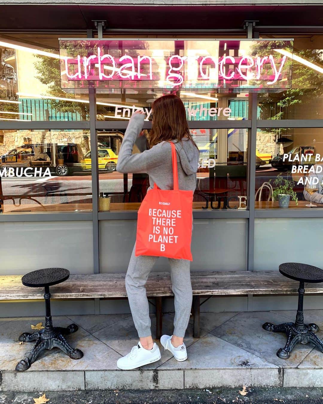 岡清華のインスタグラム：「【 大泉工場 西麻布店 & 表参道店 】  こんばんは！ 本日は、大泉工場 @oizumi_kojo_nishiazabu  のアカウントからインスタライブを行いました！  これから食や環境に関すること、 お店の取り組みや関係者の皆様との対談など 発信していきますので是非フォローくださいね！  第一回目は、MOTHER @mother___jp の プロダクトのチャイスパイスセットを 商品やメニューとしてご紹介！！  表参道店はドリンクとグロサリーのみの提供ですが、 アクセスはとってもいいのでフラッと立ち寄って いただきたいですし、  他にも沢山の面白いプロダクトが多数揃っている 買い物と飲食、テイクアウトも充実している 西麻布店にも遊びにか来ていただきたいです！ 私は、ココナッツカレーが大好き😊いつもこれです。  今なら、大泉工場セレクトのグロサリーが 詰め込まれた福袋的ハッピーバッグも販売中！   西麻布店ではUber eatsも開始しました!👏 そして、Kombuchaは、自宅でも飲めるように、 ボトリングしたものがECサイトでも販売開始と なりましたよ！Don't miss it! ✨  カフェ&グロサリーストア  西麻布店 ドリンク&グロサリースタンド 表参道店 @oizumi_kojo_nishiazabu   wear/ @ecoalf_japan   ________________________  \ MOTHER Ayurveda Leader 3期 / いよいよ、スクール開講まであと、6日！  2/3 〜オリエンテーション。 全力を注いで、おひとりおひとりと事前カウンセリング中。  今回も、最高！に素敵な皆様が揃ってる。 ワクワクが止まりませんよ👍🤍🌍  @mother_leader2021 詳細は、MOTHER websiteの "SCHOOL" 🖥 pageにて。」