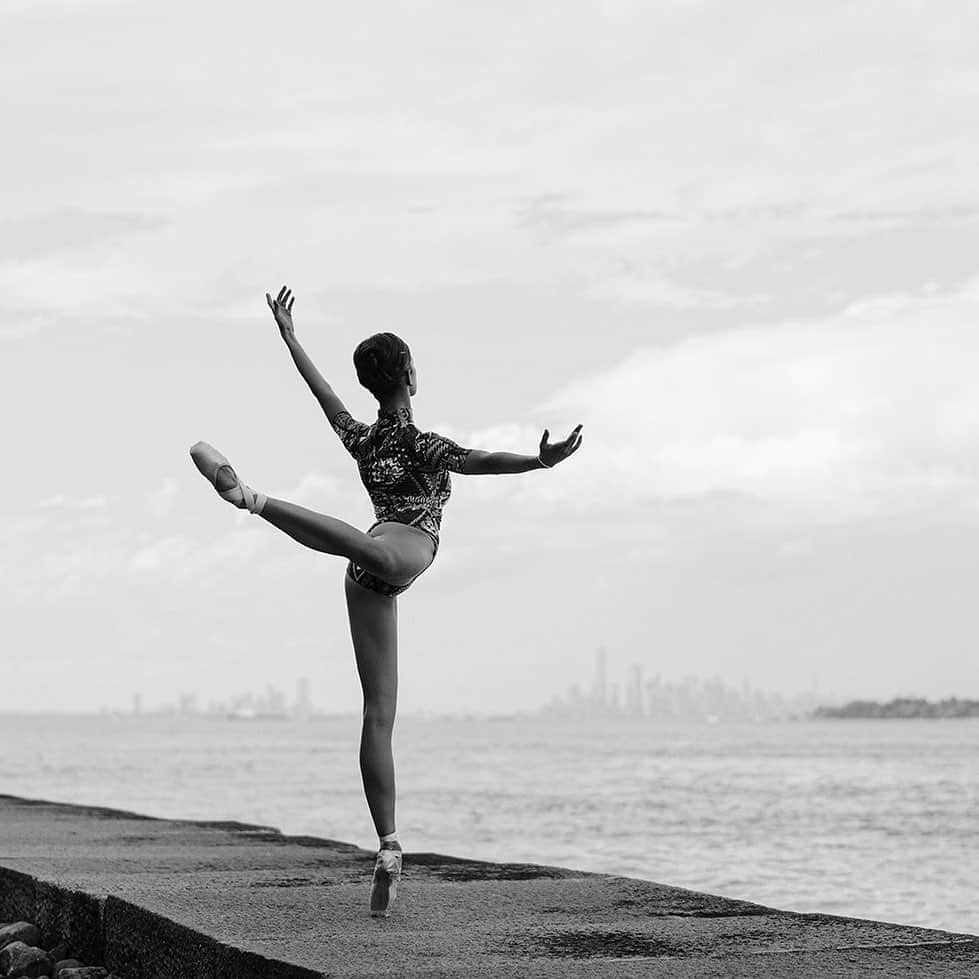 ballerina projectさんのインスタグラム写真 - (ballerina projectInstagram)「𝗕𝗿𝗶𝘁𝘁𝗮𝗻𝘆 𝗦𝘁𝗼𝗻𝗲 in New York City. #ballerina - @bstoner92 #newyorkcity #statenisland #manhattan #ballerinaproject #ballerinaproject_ #ballet #dance #brittanystone #sonyalpha #zeissotus   𝗕𝗮𝗹𝗹𝗲𝗿𝗶𝗻𝗮 𝗣𝗿𝗼𝗷𝗲𝗰𝘁 𝗯𝗼𝗼𝗸 is now in stock. Go to @ballerinaprojectbook for link.」1月27日 22時37分 - ballerinaproject_