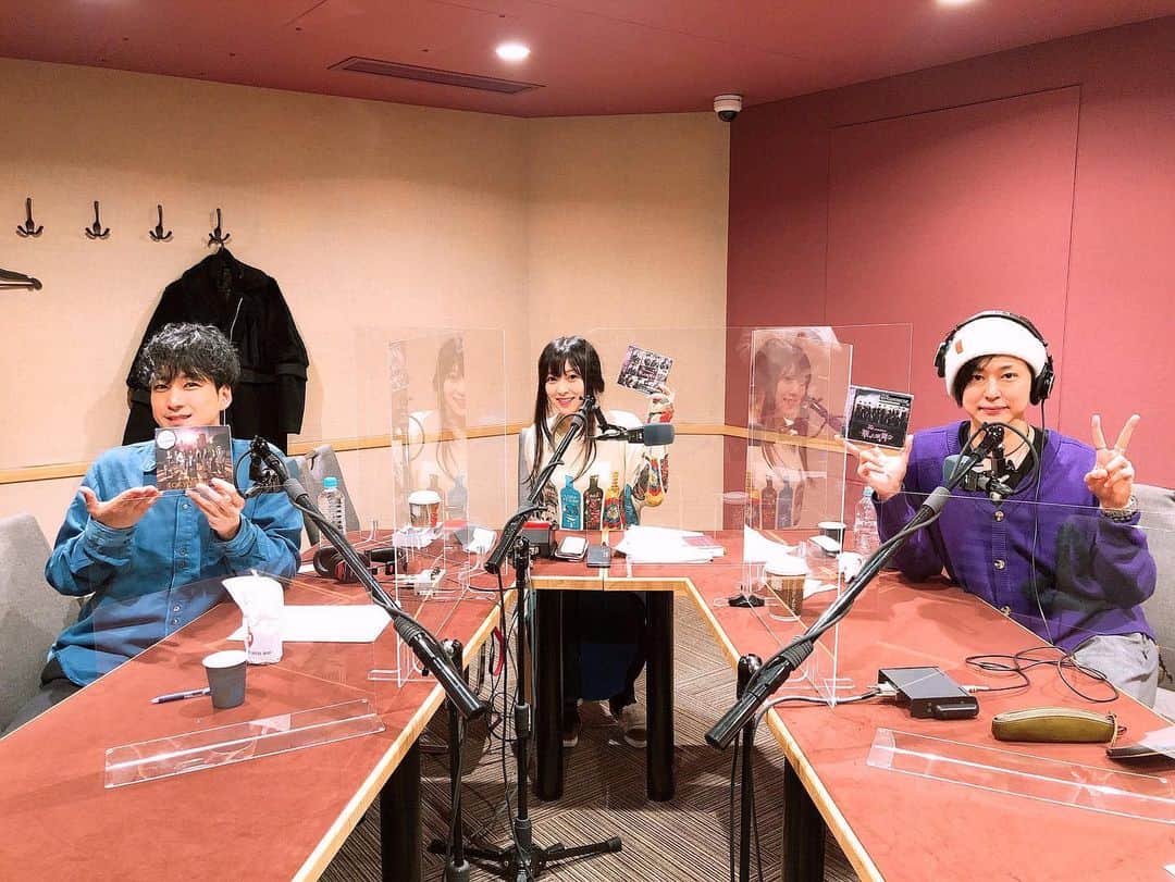 鈴華ゆう子のインスタグラム：「今日もラジオ収録でしたっ！ゲストに尺八奏者の中村仁樹くんを迎えて盛り上がりました。聖志と仁樹は20歳からの付き合い。聖志と仁樹2人のユニット蓮や、仁樹がリーダーをつとめるバンド桜menについても熱く語りましたー！鈴華ジャッジのコーナーでは、尺八と箏どっちがいい？というリスナーさんからのメッセージは、だいさん宛だと思い込んで送ってくれてる人多くてそれはそれでいじられてて面白かったです。蓮の1ファンでもある私。アフタートークまで長い付き合いの3人が家かのようなテンションでお届けしてます、お楽しみに！この回の放送は2/22～1週間全国JFN系列にて。 #中村仁樹 #鈴華ジャパン #日本が好きになっちゃうラジオ #いぶくろ聖志 #鈴華ゆう子 #桜men #蓮 #和楽器バンド #Wagakkibnd #yukosuzuhana #尺八 #箏 #shakuhachi #koto #JFN #オーディー #ラジオ #radio」