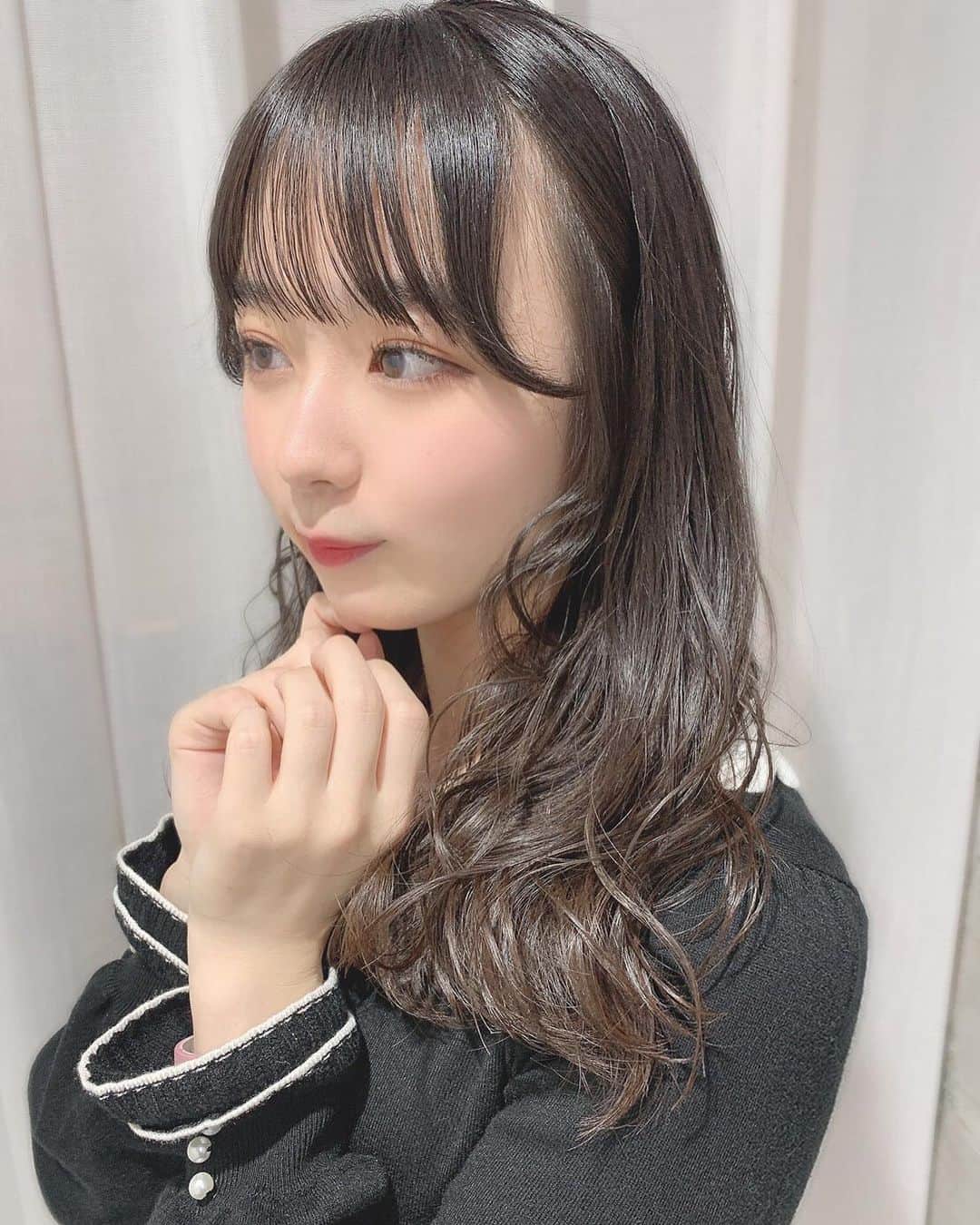 高田もものインスタグラム：「. テーマは『かわいい』でふるふわにして頂きました🎀 . ありがとうございます🧸 . ゆるふわももちゃん🍑✨ . にくじゃがたべたい . かしこ . #高田もも #かしこってなに #かしこ #あいどる #アイドル #idol #japaneseidol #かみやど #ひらがなかみやど #instagood #instagram #cachecache #美容室 #表参道 #巻き髪 #blackoutfit」