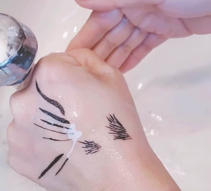 Motives Cosmeticsのインスタグラム：「The Motives Precisely The Point Eye Line has a smudge proof, water resistant and long-lasting formula. This is the type of commitment you want from your liquid eyeliner. Shop this and more at motivescosmetics.com 🖤  🎥: @yourstrulyka   #eyeliner #liquideyeliner #graphiceyeliner #eyelinertutorial #lineronfleek #motivescosmetics #beautyhacks #makeuptips #makeuphacks」
