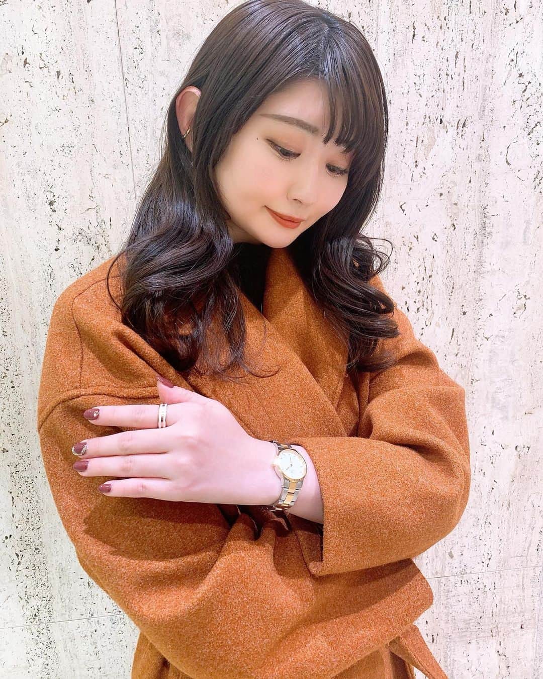 坂口莉果子のインスタグラム：「ヘビロテのオレンジコート🧡 オレンジ×シルバー×ローズゴールドの組み合わせファッション結構好き🌹 ・ ・ 本日からDWバレンタイン キャンペーンがスタートします🍫 2点以上お買い上げで10％OFF クーポンコード【rikako15】の併用で15%OFFでさらにお得になるのでチェックしてみてください😌 ・ ・ #tokyo #shinjuku #watch #danielwellington #ring #accessory #rose #gold #winter  #ダニエルウェリントン #DWニューイヤー #腕時計 #腕時計コーデ #ファッション #バレンタイン #オレンジコーデ #コーデ #冬 #指輪 #アクセサリー #最高のプレゼント #コーデ #コート #ガウンコート #冬コーデ #2021」