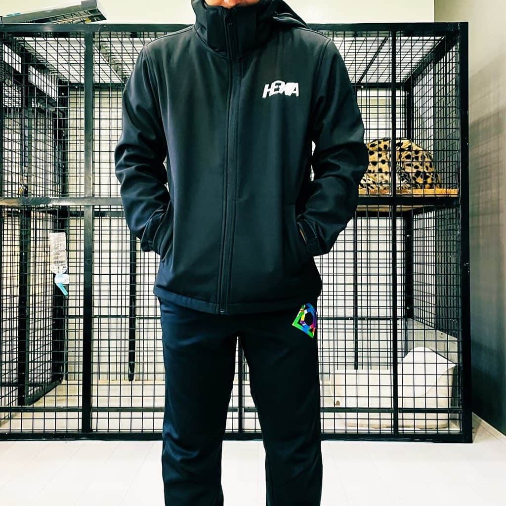 SKYtomoさんのインスタグラム写真 - (SKYtomoInstagram)「ジャケット2種類にボトムス新パターンと、新カラー着弾！！ ボトムスが特に変わりました！ ボトムスの切り替えも、素材もカラーも！全てオリジナル！！！ 取り敢えず一瞬チラ見せ！！ ボトムスの2種類のデザインと、カラー合わせて20種類！！ 今回しかも、プロトタイプとして50枚のみ入荷しました。 関西と関東に振り分けるので20枚くらいイベントに持っていきます。。 実際の販売は2ヶ月後です。 29日のイベントでは先に50枚のみ販売します。。  #スカイトモ  #skytomo #ボウリング #ボーリング  #hexa #youtuber」1月27日 22時54分 - skytomo