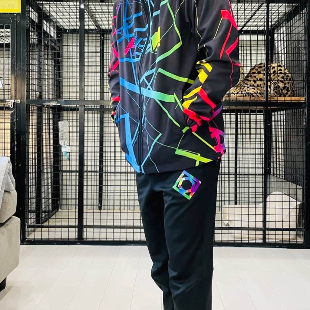 のインスタグラム：「ジャケット2種類にボトムス新パターンと、新カラー着弾！！ ボトムスが特に変わりました！ ボトムスの切り替えも、素材もカラーも！全てオリジナル！！！ 取り敢えず一瞬チラ見せ！！ ボトムスの2種類のデザインと、カラー合わせて20種類！！ 今回しかも、プロトタイプとして50枚のみ入荷しました。 関西と関東に振り分けるので20枚くらいイベントに持っていきます。。 実際の販売は2ヶ月後です。 29日のイベントでは先に50枚のみ販売します。。  #スカイトモ  #skytomo #ボウリング #ボーリング  #hexa #youtuber」