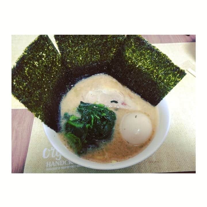 近藤笑菜のインスタグラム：「今日も今日とて、楽しかったなぁ♡ なんかこの現場入ってるとやたら麺が食べたくなるよ。家に帰っていつも食べちゃう🍜 . 📸 これは少し前の宅麺。家系🍜うんまかった～～ のりとほうれん草とスープの相性が最強。やみつきや！！ #おうちごはん #ラーメン」