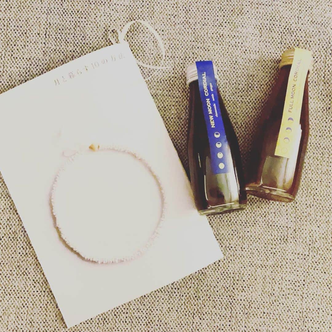 akikoのインスタグラム：「もうすぐ満月🌕今日の月も綺麗でした。  大好きなマヒナファーマシーのコーディアルに、満月と新月のコーディアルが仲間入り。炭酸割りが好きだけど、寒い日はお湯割りに。体が温まります☺️  マヒナの可愛らしい読み物とともに。  #mahinapharmacy  #マヒナファーマシー #コーディアル #月と暮らす10の方法」