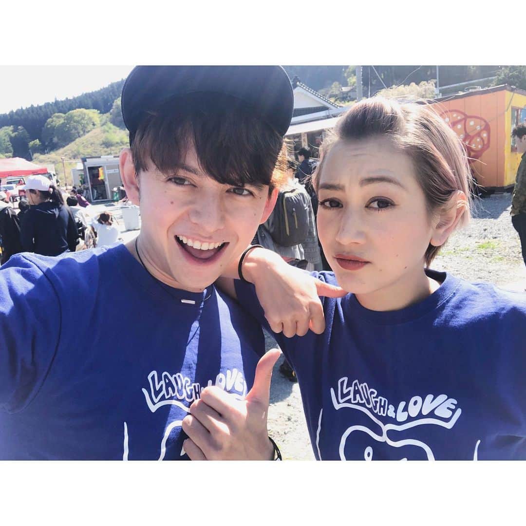 ハリー杉山のインスタグラム：「"シェリハリに何でも聞こう！" "ANY QUESTIONS"  そうなんです。 シェリ子がやってきます🤩 YouTube初ゲストです💂🏻‍♀️  帽子の中に皆さんからのクエスチョンを全部入れて、時間が許す限り答えます🐥どんな質問でも良いですよ^_^  "正直お互いの第一印象は？"  "好きな映画、バンド、言葉は？"  "結婚するならどんな人？"  YouTubeではこのようなクエスチョンが来てますが、うふふ。楽しいのでも、真面目なのでも下のコメント欄に是非是非〜🌞  お楽しみに〜ふふふ  あ！後本格的にイギリス英語企画ハリ山チャンネルで始めました！良かったら見てね〜  So SHELLY is gonna rock up. All guns blazing i reckon. This is gonna be fun. Mentalness on the way. you shoot the questions, we answer from the hat」