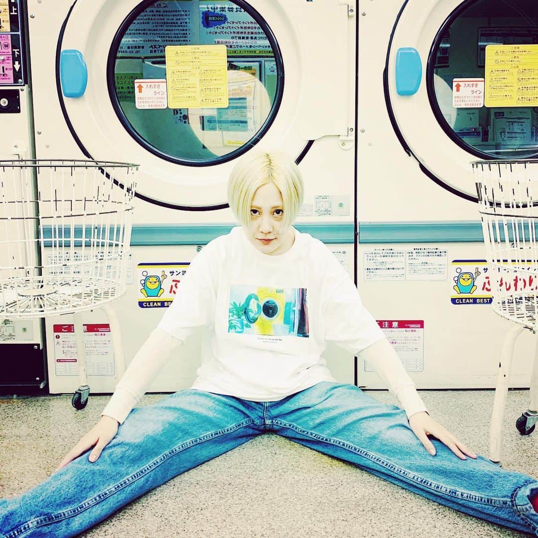 UCARY & THE VALENTINEのインスタグラム：「@mesoism 監督mv "midnight" Tシャツ！ 受注生産2/2まで予約できます！ 私もLサイズを着てみたけど、 161センチ、ジャストで着るならSサイズかなぁ、、という大きめTシャツです。ボディはアルスタイルです⭐️  プロフィールのリンクからオンライン飛べます✈️」