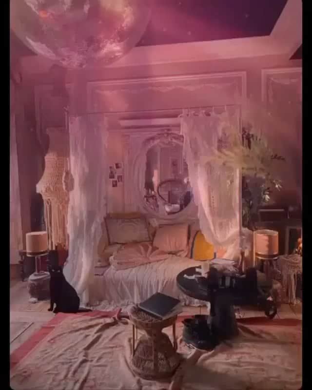 のインスタグラム：「Here we are in a make believe virtual /Fantasy World.  Where we are free from dis-ease  Free from restrictions and Lockdown.  We can just Imagine like , John Lennon said.  That we are free to be and roam around with our Loved ones .  This is a Virtual reality Haven that  we are creating for everyone.  Only good energy comes in.  By @seraoflondon  📷 @martin_pope_photographer Film @lianlunson」