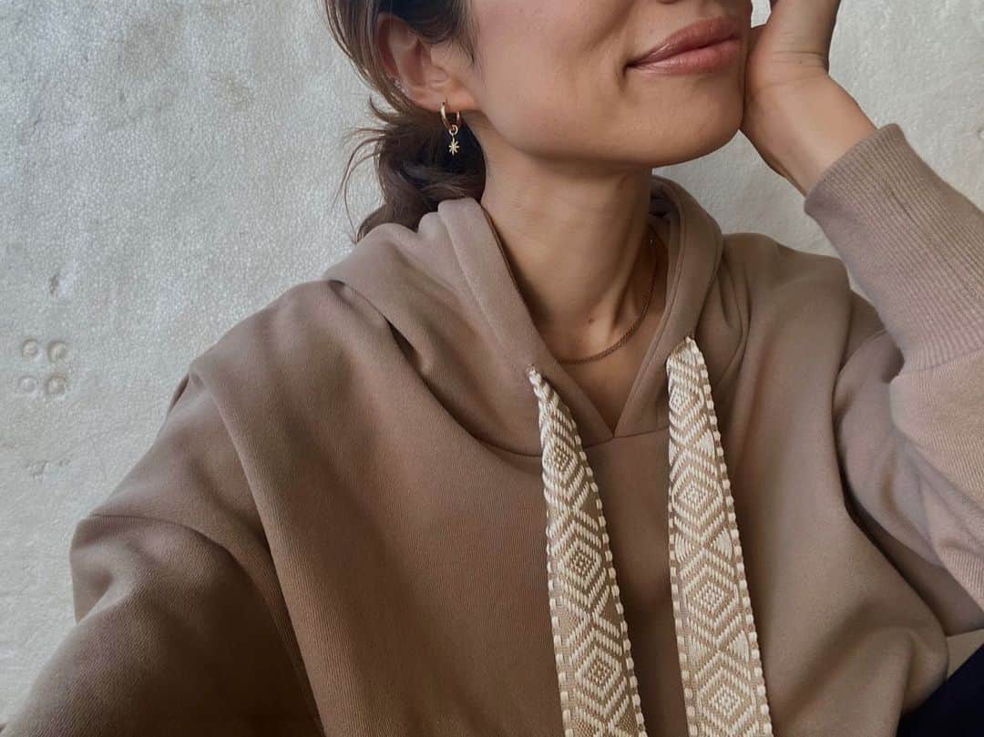 eiko kagamiのインスタグラム：「. . 今日も引きこもって黙々と作業しておりました。 首のシワが増えないように 濃くならないように気を付けねば😂😂 . 𝐆𝐨𝐨𝐝 𝐧𝐢𝐠𝐡𝐭🌙✨ . . . . . #goodnight」