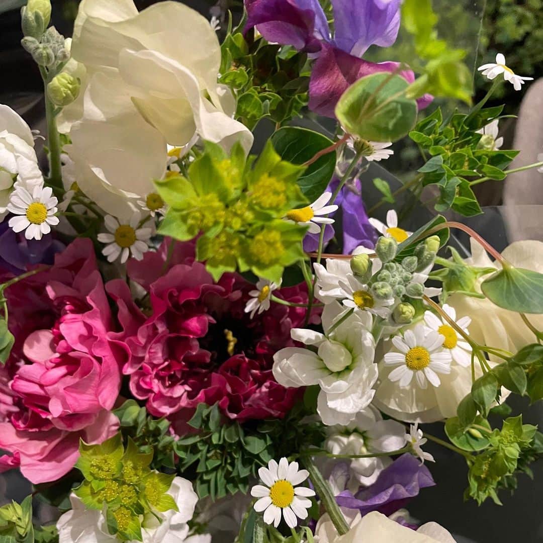 今村沙緒里さんのインスタグラム写真 - (今村沙緒里Instagram)「💚エルゼアール💜 大好きなお花屋さんに久々に行ったら… あー！きたー！ 誕生日ブーケ作るから好きなお花1つ選んで🌼 と言われて。 珍しいドピンクのラナンキュラスに合わせて 素敵なブーケをプレゼントしてくれました💐！ うれしかったー！！🦄涙 お花って気持ちが優しくて明るくなれる。 素敵なブーケとあたたかいお気持ち＊ 朝子さんありがとうございます💜 ・ Favorite flower shop Tomoko san！ She presented me birthday bouquet🌺 surprise！！Thanks warm heart❤︎ ・ #flowers #love #bouquet #present #surprise #thanks #elzeard #꽃 #사랑해 #고마워 #エルゼアール #花 #プレゼント #朝子さんかわいい」1月27日 23時08分 - saorix13