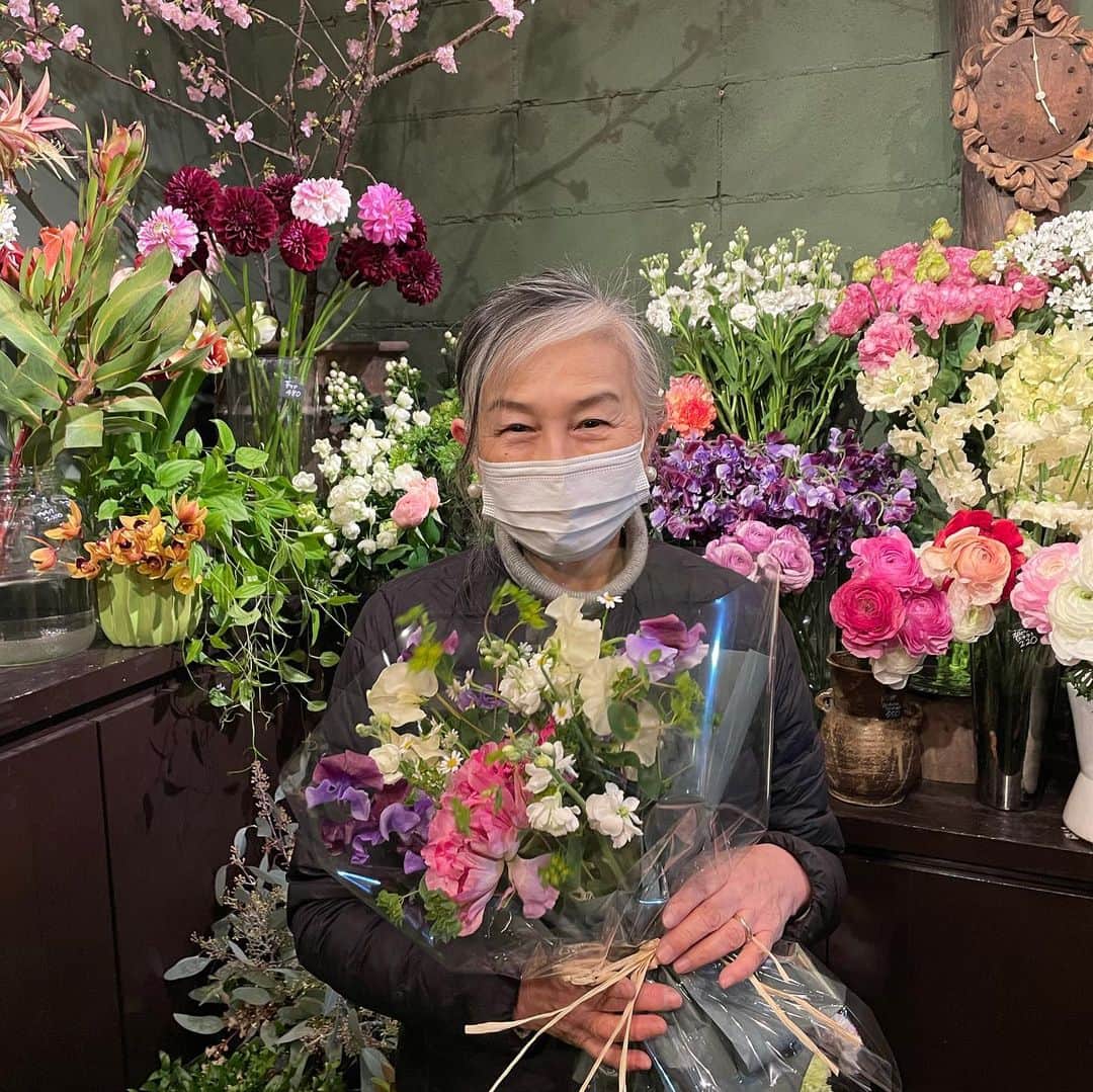 今村沙緒里のインスタグラム：「💚エルゼアール💜 大好きなお花屋さんに久々に行ったら… あー！きたー！ 誕生日ブーケ作るから好きなお花1つ選んで🌼 と言われて。 珍しいドピンクのラナンキュラスに合わせて 素敵なブーケをプレゼントしてくれました💐！ うれしかったー！！🦄涙 お花って気持ちが優しくて明るくなれる。 素敵なブーケとあたたかいお気持ち＊ 朝子さんありがとうございます💜 ・ Favorite flower shop Tomoko san！ She presented me birthday bouquet🌺 surprise！！Thanks warm heart❤︎ ・ #flowers #love #bouquet #present #surprise #thanks #elzeard #꽃 #사랑해 #고마워 #エルゼアール #花 #プレゼント #朝子さんかわいい」