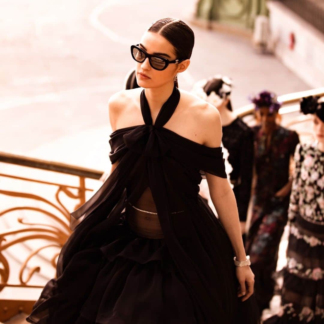 シャネルさんのインスタグラム写真 - (シャネルInstagram)「Timeless elegance — a dress in black silk chiffon reveals a play of transparency.  The CHANEL Haute Couture Spring-Summer 2021 collection.  See all the looks at chanel.com  #CHANELHauteCouture #CHANEL #CHANELShow @Le19M #Le19M @Maison_Lemarie #MaisonLemarie @CamHrl @MalikaLouback @Madeleine_Fs」1月27日 23時01分 - chanelofficial