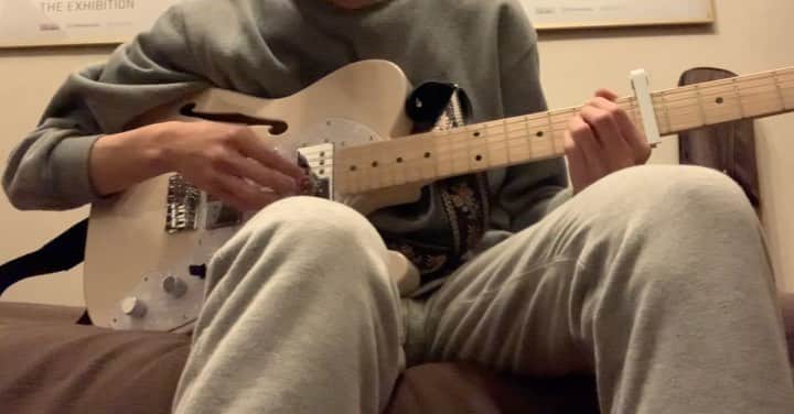 柴崎楽のインスタグラム：「ストラップつけぇぇぇろぉぉぉ  音の録音が出来そうだから今度やってみるね  冒頭部分も練習します  BLACKPINK さん STAY  #guitar」